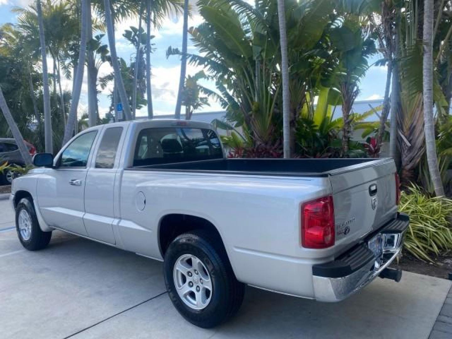 2006 Bright Silver Metallic /Med Slate Gray Dodge Dakota SLT CLUB CAB LOW MILES 55,990 (1D7HE42K06S) with an 3.7L V6 Magnum Engine engine, Automatic transmission, located at 4701 North Dixie Hwy, Pompano Beach, FL, 33064, (954) 422-2889, 26.240938, -80.123474 - OUR WEBPAGE FLORIDACARS1.COM HAS OVER 100 PHOTOS AND FREE CARFAX LINK 2006 DODGE DAKOTA SLT 1 OWNER CLUB CAB 4 DOOR ALL DOORS OPEN VIN: 1D7HE42K06S506201 1 D 7 H E 4 2 K 0 6 S 5 0 6 2 0 1 CLUB CAB PICKUP 3.7L V6 F OHV GASOLINE 22 MPG REAR WHEEL DRIVE Features ABS Brakes Air Conditioning Alloy Wheels- Photo#33