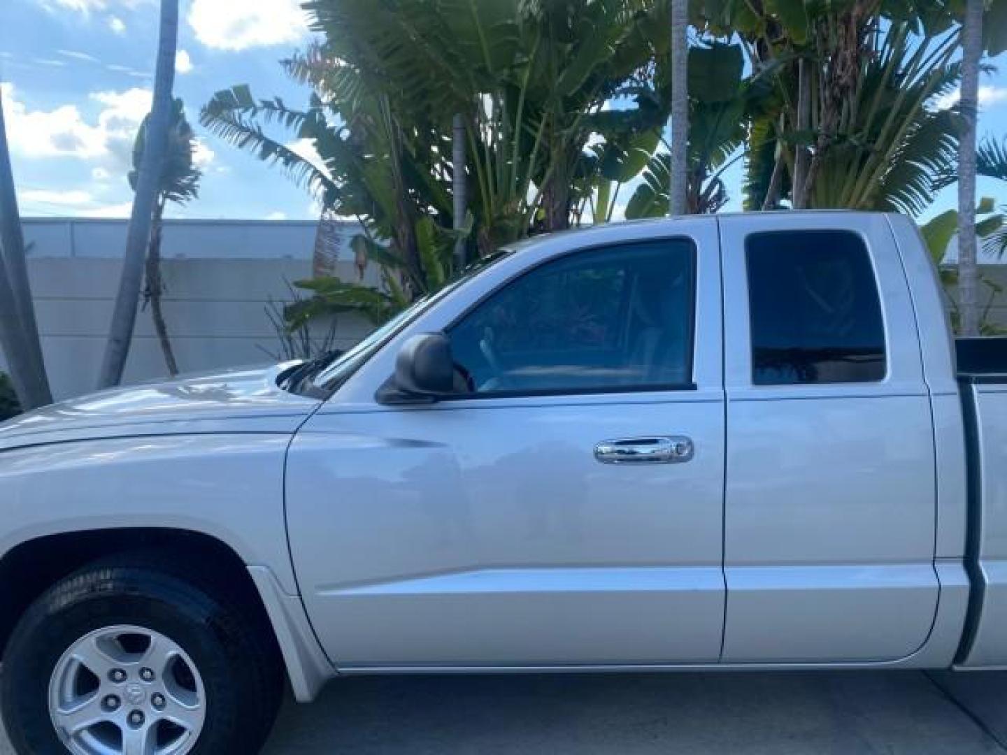 2006 Bright Silver Metallic /Med Slate Gray Dodge Dakota SLT CLUB CAB LOW MILES 55,990 (1D7HE42K06S) with an 3.7L V6 Magnum Engine engine, Automatic transmission, located at 4701 North Dixie Hwy, Pompano Beach, FL, 33064, (954) 422-2889, 26.240938, -80.123474 - OUR WEBPAGE FLORIDACARS1.COM HAS OVER 100 PHOTOS AND FREE CARFAX LINK 2006 DODGE DAKOTA SLT 1 OWNER CLUB CAB 4 DOOR ALL DOORS OPEN VIN: 1D7HE42K06S506201 1 D 7 H E 4 2 K 0 6 S 5 0 6 2 0 1 CLUB CAB PICKUP 3.7L V6 F OHV GASOLINE 22 MPG REAR WHEEL DRIVE Features ABS Brakes Air Conditioning Alloy Wheels- Photo#37