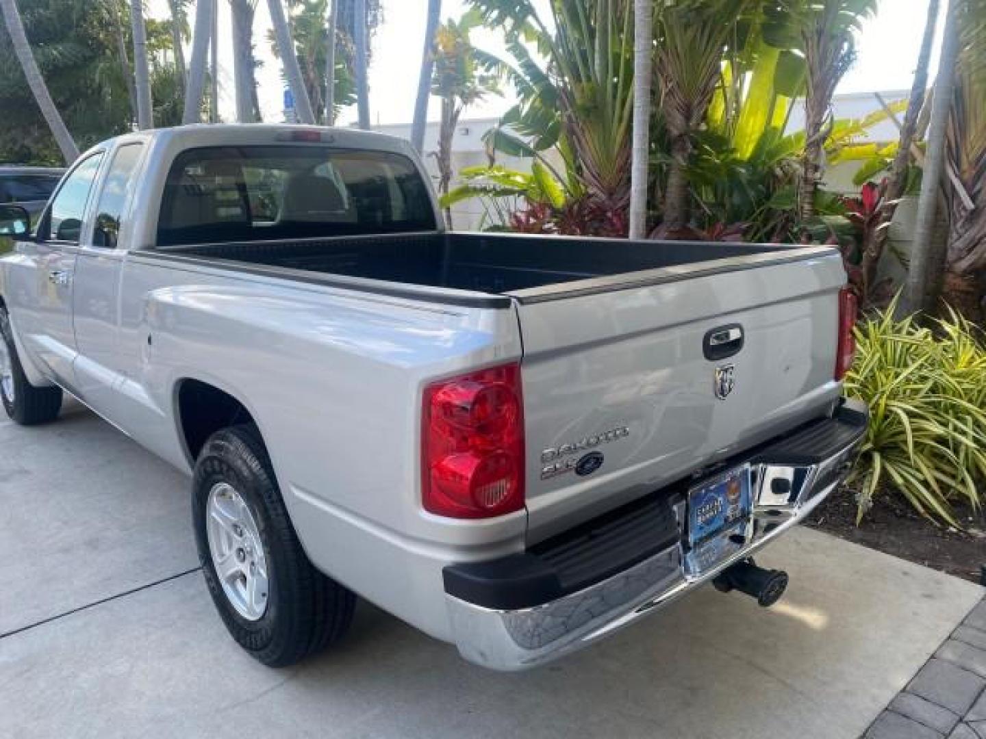 2006 Bright Silver Metallic /Med Slate Gray Dodge Dakota SLT CLUB CAB LOW MILES 55,990 (1D7HE42K06S) with an 3.7L V6 Magnum Engine engine, Automatic transmission, located at 4701 North Dixie Hwy, Pompano Beach, FL, 33064, (954) 422-2889, 26.240938, -80.123474 - OUR WEBPAGE FLORIDACARS1.COM HAS OVER 100 PHOTOS AND FREE CARFAX LINK 2006 DODGE DAKOTA SLT 1 OWNER CLUB CAB 4 DOOR ALL DOORS OPEN VIN: 1D7HE42K06S506201 1 D 7 H E 4 2 K 0 6 S 5 0 6 2 0 1 CLUB CAB PICKUP 3.7L V6 F OHV GASOLINE 22 MPG REAR WHEEL DRIVE Features ABS Brakes Air Conditioning Alloy Wheels- Photo#88