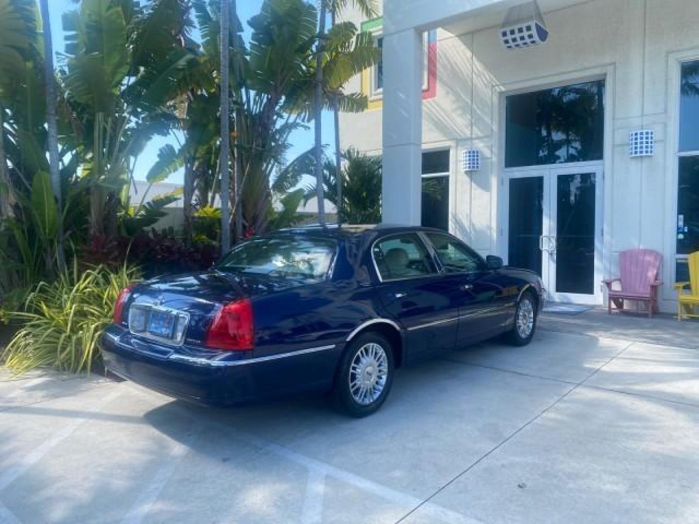 2008 Dark Blue Pearl Metallic /Light Camel Lincoln Town Car Limited LOW MILES 52,200 (2LNHM82V68X) with an 4.6L SOHC FFV V8 Engine engine, Automatic transmission, located at 4701 North Dixie Hwy, Pompano Beach, FL, 33064, (954) 422-2889, 26.240938, -80.123474 - OUR WEBPAGE FLORIDACARS1.COM HAS OVER 100 PHOTOS AND FREE CARFAX LINK 2008 LINCOLN TOWN CAR SIGNATURE LIMITED DARK BLUE PEARL METALLIC VIN: 2LNHM82V68X639586 2 L N H M 8 2 V 6 8 X 6 3 9 5 8 6 SEDAN 4 DR 4.6L V8 F SOHC FLEX FUEL 23 MPG REAR WHEEL DRIVE Features ABS Brakes Air Conditioning Alloy Wheel - Photo#94