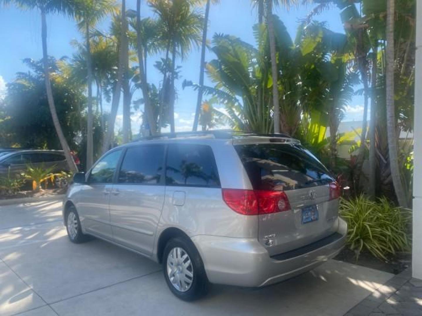 2010 Silver Pine Mica /Stone Toyota Sienna LE LOW MILES 41,871 1 OWNER 7 PASSENGER (5TDKK4CC9AS) with an 3.5L DOHC 24-Valve VVT-i V6 Engine engine, Automatic transmission, located at 4701 North Dixie Hwy, Pompano Beach, FL, 33064, (954) 422-2889, 26.240938, -80.123474 - OUR WEBPAGE FLORIDACARS1.COM HAS OVER 100 PHOTOS AND FREE CARFAX LINK 2010 TOYOTA SIENNA LE 7-PASSENGER 1 OWNER FLORIDA VIN: 5TDKK4CC9AS339371 5 T D K K 4 C C 9 A S 3 3 9 3 7 1 VAN 3.5L V6 F DOHC 24V GASOLINE 23 MPG FRONT WHEEL DRIVE Features ABS Brakes Air Conditioning AM/FM Stereo Automatic Transm - Photo#5