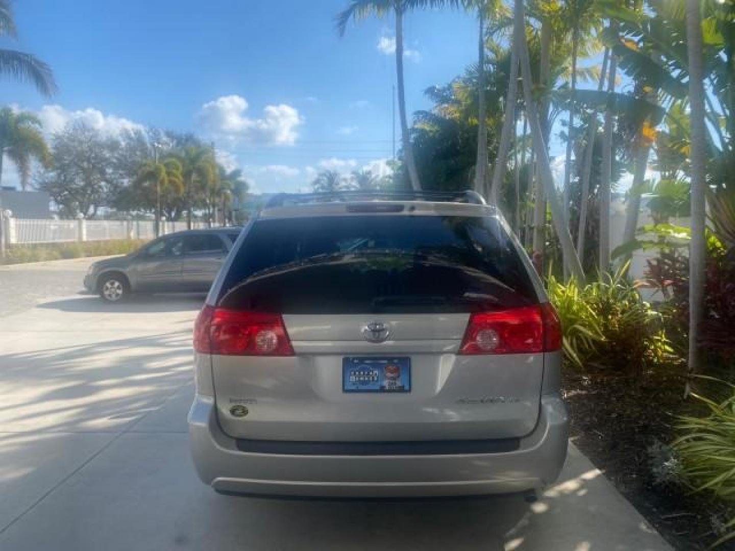 2010 Silver Pine Mica /Stone Toyota Sienna LE LOW MILES 41,871 1 OWNER 7 PASSENGER (5TDKK4CC9AS) with an 3.5L DOHC 24-Valve VVT-i V6 Engine engine, Automatic transmission, located at 4701 North Dixie Hwy, Pompano Beach, FL, 33064, (954) 422-2889, 26.240938, -80.123474 - OUR WEBPAGE FLORIDACARS1.COM HAS OVER 100 PHOTOS AND FREE CARFAX LINK 2010 TOYOTA SIENNA LE 7-PASSENGER 1 OWNER FLORIDA VIN: 5TDKK4CC9AS339371 5 T D K K 4 C C 9 A S 3 3 9 3 7 1 VAN 3.5L V6 F DOHC 24V GASOLINE 23 MPG FRONT WHEEL DRIVE Features ABS Brakes Air Conditioning AM/FM Stereo Automatic Transm - Photo#6
