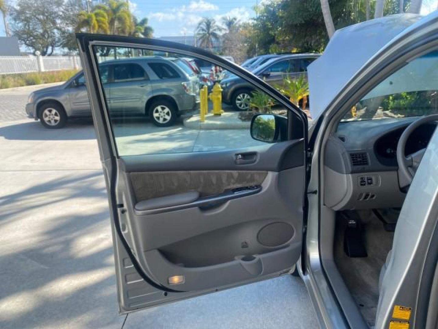 2010 Silver Pine Mica /Stone Toyota Sienna LE LOW MILES 41,871 1 OWNER 7 PASSENGER (5TDKK4CC9AS) with an 3.5L DOHC 24-Valve VVT-i V6 Engine engine, Automatic transmission, located at 4701 North Dixie Hwy, Pompano Beach, FL, 33064, (954) 422-2889, 26.240938, -80.123474 - OUR WEBPAGE FLORIDACARS1.COM HAS OVER 100 PHOTOS AND FREE CARFAX LINK 2010 TOYOTA SIENNA LE 7-PASSENGER 1 OWNER FLORIDA VIN: 5TDKK4CC9AS339371 5 T D K K 4 C C 9 A S 3 3 9 3 7 1 VAN 3.5L V6 F DOHC 24V GASOLINE 23 MPG FRONT WHEEL DRIVE Features ABS Brakes Air Conditioning AM/FM Stereo Automatic Transm - Photo#9