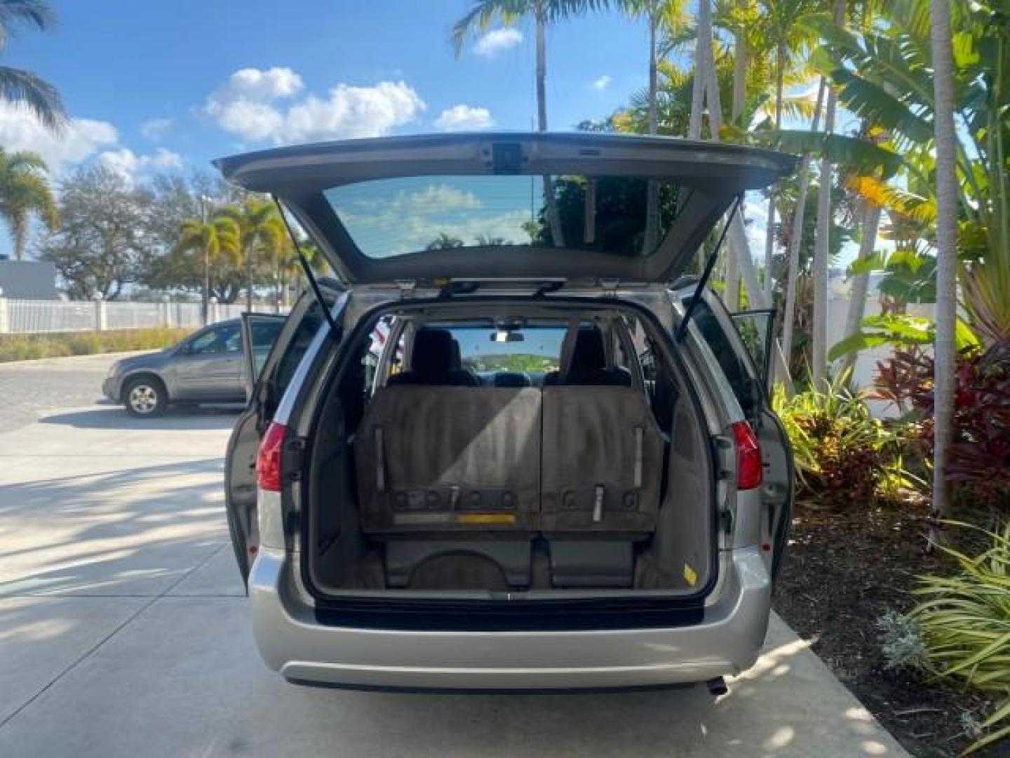 2010 Silver Pine Mica /Stone Toyota Sienna LE LOW MILES 41,871 1 OWNER 7 PASSENGER (5TDKK4CC9AS) with an 3.5L DOHC 24-Valve VVT-i V6 Engine engine, Automatic transmission, located at 4701 North Dixie Hwy, Pompano Beach, FL, 33064, (954) 422-2889, 26.240938, -80.123474 - OUR WEBPAGE FLORIDACARS1.COM HAS OVER 100 PHOTOS AND FREE CARFAX LINK 2010 TOYOTA SIENNA LE 7-PASSENGER 1 OWNER FLORIDA VIN: 5TDKK4CC9AS339371 5 T D K K 4 C C 9 A S 3 3 9 3 7 1 VAN 3.5L V6 F DOHC 24V GASOLINE 23 MPG FRONT WHEEL DRIVE Features ABS Brakes Air Conditioning AM/FM Stereo Automatic Transm - Photo#15