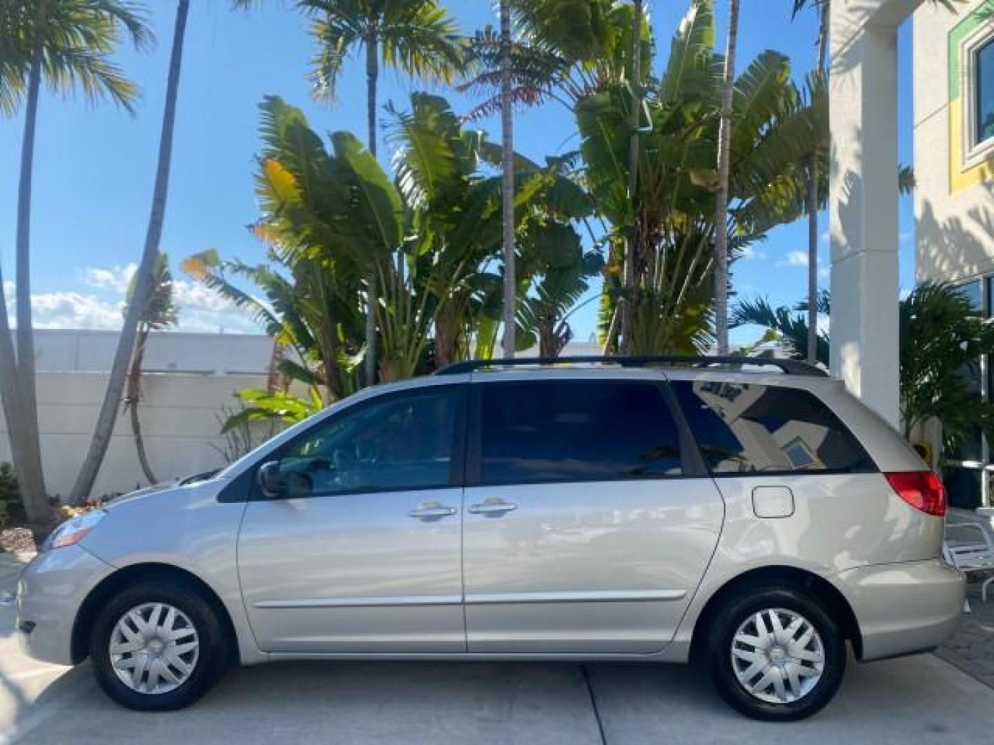 2010 Silver Pine Mica /Stone Toyota Sienna LE LOW MILES 41,871 1 OWNER 7 PASSENGER (5TDKK4CC9AS) with an 3.5L DOHC 24-Valve VVT-i V6 Engine engine, Automatic transmission, located at 4701 North Dixie Hwy, Pompano Beach, FL, 33064, (954) 422-2889, 26.240938, -80.123474 - OUR WEBPAGE FLORIDACARS1.COM HAS OVER 100 PHOTOS AND FREE CARFAX LINK 2010 TOYOTA SIENNA LE 7-PASSENGER 1 OWNER FLORIDA VIN: 5TDKK4CC9AS339371 5 T D K K 4 C C 9 A S 3 3 9 3 7 1 VAN 3.5L V6 F DOHC 24V GASOLINE 23 MPG FRONT WHEEL DRIVE Features ABS Brakes Air Conditioning AM/FM Stereo Automatic Transm - Photo#31