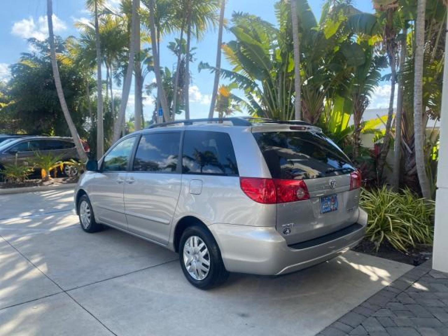 2010 Silver Pine Mica /Stone Toyota Sienna LE LOW MILES 41,871 1 OWNER 7 PASSENGER (5TDKK4CC9AS) with an 3.5L DOHC 24-Valve VVT-i V6 Engine engine, Automatic transmission, located at 4701 North Dixie Hwy, Pompano Beach, FL, 33064, (954) 422-2889, 26.240938, -80.123474 - OUR WEBPAGE FLORIDACARS1.COM HAS OVER 100 PHOTOS AND FREE CARFAX LINK 2010 TOYOTA SIENNA LE 7-PASSENGER 1 OWNER FLORIDA VIN: 5TDKK4CC9AS339371 5 T D K K 4 C C 9 A S 3 3 9 3 7 1 VAN 3.5L V6 F DOHC 24V GASOLINE 23 MPG FRONT WHEEL DRIVE Features ABS Brakes Air Conditioning AM/FM Stereo Automatic Transm - Photo#32