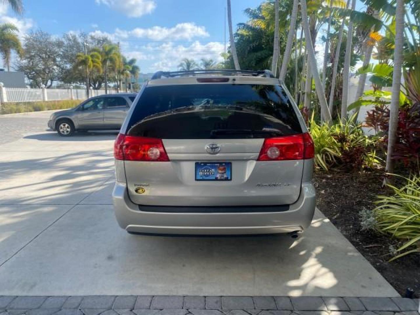 2010 Silver Pine Mica /Stone Toyota Sienna LE LOW MILES 41,871 1 OWNER 7 PASSENGER (5TDKK4CC9AS) with an 3.5L DOHC 24-Valve VVT-i V6 Engine engine, Automatic transmission, located at 4701 North Dixie Hwy, Pompano Beach, FL, 33064, (954) 422-2889, 26.240938, -80.123474 - OUR WEBPAGE FLORIDACARS1.COM HAS OVER 100 PHOTOS AND FREE CARFAX LINK 2010 TOYOTA SIENNA LE 7-PASSENGER 1 OWNER FLORIDA VIN: 5TDKK4CC9AS339371 5 T D K K 4 C C 9 A S 3 3 9 3 7 1 VAN 3.5L V6 F DOHC 24V GASOLINE 23 MPG FRONT WHEEL DRIVE Features ABS Brakes Air Conditioning AM/FM Stereo Automatic Transm - Photo#34