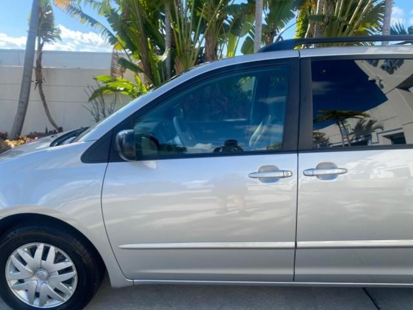 2010 Silver Pine Mica /Stone Toyota Sienna LE LOW MILES 41,871 1 OWNER 7 PASSENGER (5TDKK4CC9AS) with an 3.5L DOHC 24-Valve VVT-i V6 Engine engine, Automatic transmission, located at 4701 North Dixie Hwy, Pompano Beach, FL, 33064, (954) 422-2889, 26.240938, -80.123474 - OUR WEBPAGE FLORIDACARS1.COM HAS OVER 100 PHOTOS AND FREE CARFAX LINK 2010 TOYOTA SIENNA LE 7-PASSENGER 1 OWNER FLORIDA VIN: 5TDKK4CC9AS339371 5 T D K K 4 C C 9 A S 3 3 9 3 7 1 VAN 3.5L V6 F DOHC 24V GASOLINE 23 MPG FRONT WHEEL DRIVE Features ABS Brakes Air Conditioning AM/FM Stereo Automatic Transm - Photo#37