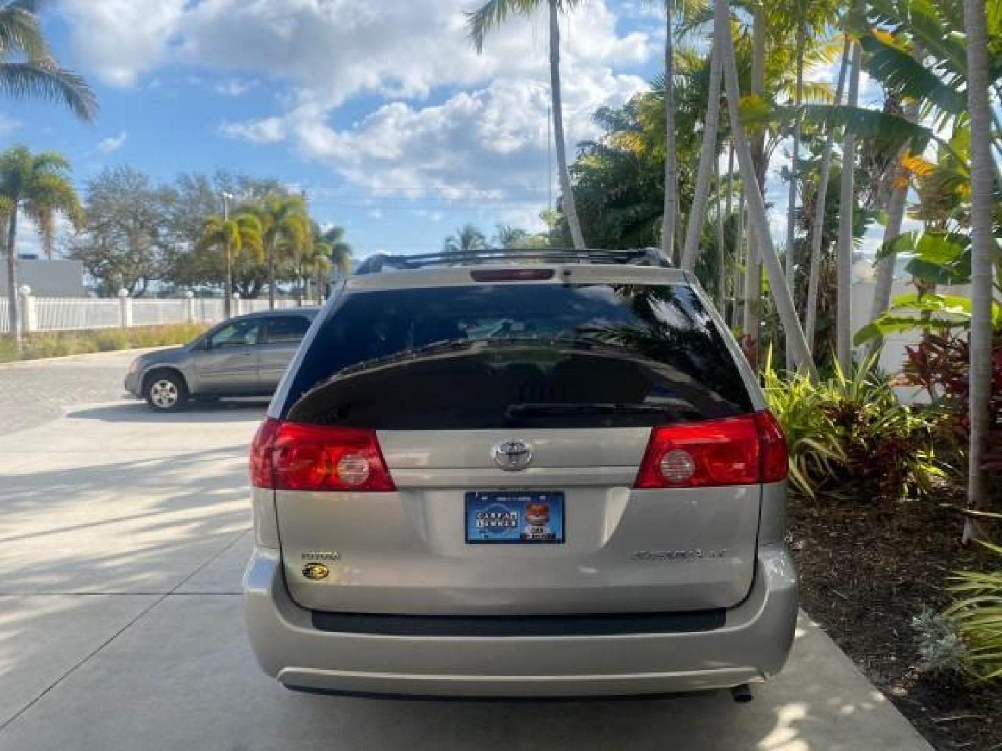 2010 Silver Pine Mica /Stone Toyota Sienna LE LOW MILES 41,871 1 OWNER 7 PASSENGER (5TDKK4CC9AS) with an 3.5L DOHC 24-Valve VVT-i V6 Engine engine, Automatic transmission, located at 4701 North Dixie Hwy, Pompano Beach, FL, 33064, (954) 422-2889, 26.240938, -80.123474 - OUR WEBPAGE FLORIDACARS1.COM HAS OVER 100 PHOTOS AND FREE CARFAX LINK 2010 TOYOTA SIENNA LE 7-PASSENGER 1 OWNER FLORIDA VIN: 5TDKK4CC9AS339371 5 T D K K 4 C C 9 A S 3 3 9 3 7 1 VAN 3.5L V6 F DOHC 24V GASOLINE 23 MPG FRONT WHEEL DRIVE Features ABS Brakes Air Conditioning AM/FM Stereo Automatic Transm - Photo#99