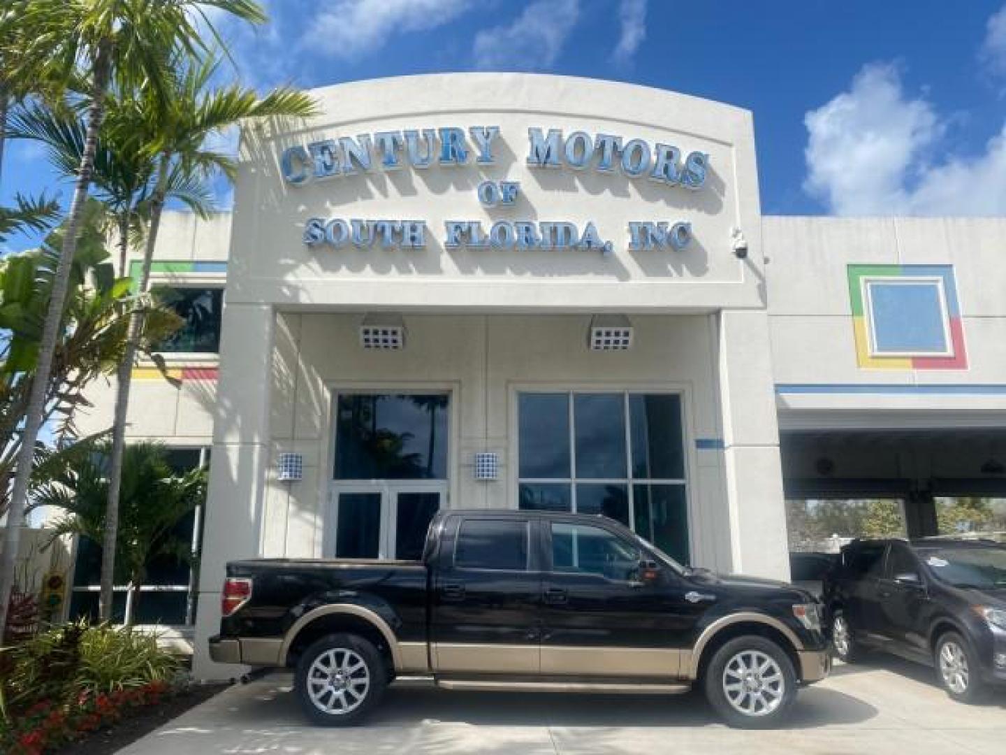 2013 Tuxedo Black Metallic /Chaparral w/Pale Adobe Interior Ford F-150 King Ranch LOW MILES 60,151 1 OWNER (1FTFW1CF6DK) with an 5.0L V8 FFV Engine engine, Automatic transmission, located at 4701 North Dixie Hwy, Pompano Beach, FL, 33064, (954) 422-2889, 26.240938, -80.123474 - OUR WEBPAGE FLORIDACARS1.COM HAS OVER 100 PHOTOS AND FREE CARFAX LINK 2013 FORD F-150 KING RANCH 1 OWNER FLORIDA SUNROOF LOADED VIN: 1FTFW1CF6DKF83375 1 F T F W 1 C F 6 D K F 8 3 3 7 5 CREW PICKUP 5.0L V8 F DOHC 32V FLEX FUEL 21 MPG REAR WHEEL DRIVE Features A/C Seat(s) ABS Brakes Air Conditioning A - Photo#0