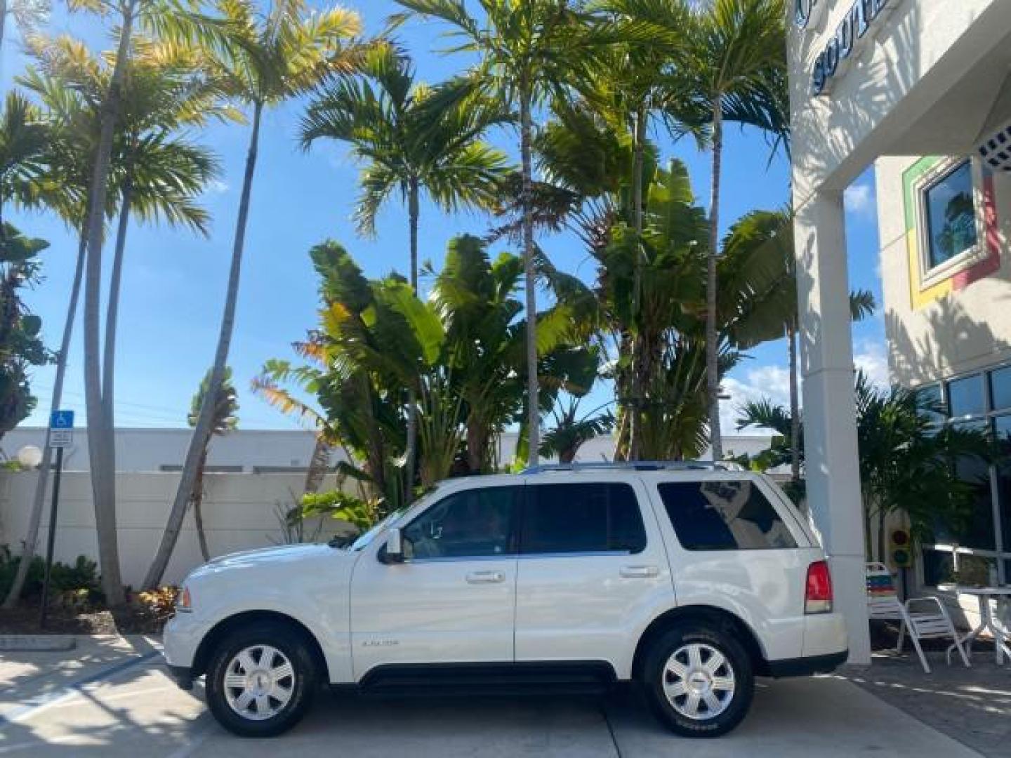 2003 Ceramic White /Light Parchment Lincoln Aviator Premium 4WD SUNROOF (5LMEU78H03Z) with an 4.6L DOHC 32-Valve V8 Engine engine, Automatic transmission, located at 4701 North Dixie Hwy, Pompano Beach, FL, 33064, (954) 422-2889, 26.240938, -80.123474 - OUR WEBPAGE FLORIDACARS1.COM HAS OVER 100 PHOTOS AND FREE CARFAX LINK 2003 LINCOLN AVIATOR PREMIUM 4WD SUNROOF $45,120 NEW TIRES LOOK VERY NICE VIN: 5LMEU78H03ZJ14425 5 L M E U 7 8 H 0 3 Z J 1 4 4 2 5 4 DOOR WAGON/SPORT UTILITY 4.6L V8 F DOHC GASOLINE 18 MPG REAR WHEEL DRIVE W/ 4X4 Features 4WD/AWD - Photo#4