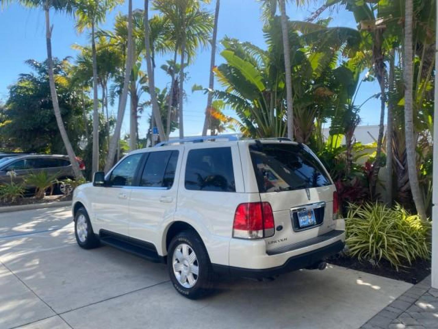 2003 Ceramic White /Light Parchment Lincoln Aviator Premium 4WD SUNROOF (5LMEU78H03Z) with an 4.6L DOHC 32-Valve V8 Engine engine, Automatic transmission, located at 4701 North Dixie Hwy, Pompano Beach, FL, 33064, (954) 422-2889, 26.240938, -80.123474 - OUR WEBPAGE FLORIDACARS1.COM HAS OVER 100 PHOTOS AND FREE CARFAX LINK 2003 LINCOLN AVIATOR PREMIUM 4WD SUNROOF $45,120 NEW TIRES LOOK VERY NICE VIN: 5LMEU78H03ZJ14425 5 L M E U 7 8 H 0 3 Z J 1 4 4 2 5 4 DOOR WAGON/SPORT UTILITY 4.6L V8 F DOHC GASOLINE 18 MPG REAR WHEEL DRIVE W/ 4X4 Features 4WD/AWD - Photo#32