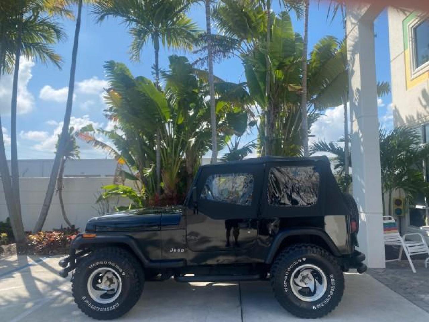 1994 Black /Gray Jeep Wrangler 4.0 6 CYL SE LOW MILES 87,813 (1J4FY29S8RP) with an 4.0L Straight 6-Cyl Engine engine, Automatic transmission, located at 4701 North Dixie Hwy, Pompano Beach, FL, 33064, (954) 422-2889, 26.240938, -80.123474 - OUR WEBPAGE FLORIDACARS1.COM HAS OVER 100 PHOTOS AND FREE CARFAX LINK 1994 JEEP WRANGLER SE AUTO AC BRAND NEW TOP WITH HARDWARE $ 2000 VALUE INCLUDED VIN: 1J4FY29S8RP433289 1 J 4 F Y 2 9 S 8 R P 4 3 3 2 8 9 UTILITY (BLAZER, JIMMY, SCOUT, ETC.) 4.0L I6 F GASOLINE REAR WHEEL DRIVE W/ 4X4 Features ABS - Photo#4