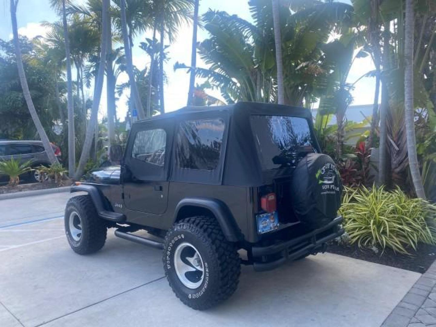 1994 Black /Gray Jeep Wrangler 4.0 6 CYL SE LOW MILES 87,813 (1J4FY29S8RP) with an 4.0L Straight 6-Cyl Engine engine, Automatic transmission, located at 4701 North Dixie Hwy, Pompano Beach, FL, 33064, (954) 422-2889, 26.240938, -80.123474 - OUR WEBPAGE FLORIDACARS1.COM HAS OVER 100 PHOTOS AND FREE CARFAX LINK 1994 JEEP WRANGLER SE AUTO AC BRAND NEW TOP WITH HARDWARE $ 2000 VALUE INCLUDED VIN: 1J4FY29S8RP433289 1 J 4 F Y 2 9 S 8 R P 4 3 3 2 8 9 UTILITY (BLAZER, JIMMY, SCOUT, ETC.) 4.0L I6 F GASOLINE REAR WHEEL DRIVE W/ 4X4 Features ABS - Photo#5