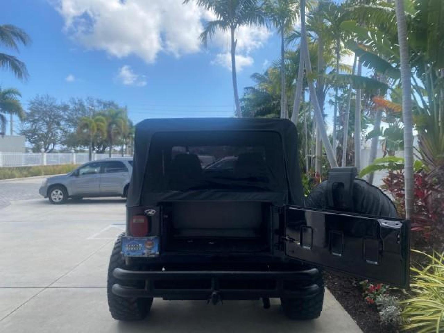 1994 Black /Gray Jeep Wrangler 4.0 6 CYL SE LOW MILES 87,813 (1J4FY29S8RP) with an 4.0L Straight 6-Cyl Engine engine, Automatic transmission, located at 4701 North Dixie Hwy, Pompano Beach, FL, 33064, (954) 422-2889, 26.240938, -80.123474 - OUR WEBPAGE FLORIDACARS1.COM HAS OVER 100 PHOTOS AND FREE CARFAX LINK 1994 JEEP WRANGLER SE AUTO AC BRAND NEW TOP WITH HARDWARE $ 2000 VALUE INCLUDED VIN: 1J4FY29S8RP433289 1 J 4 F Y 2 9 S 8 R P 4 3 3 2 8 9 UTILITY (BLAZER, JIMMY, SCOUT, ETC.) 4.0L I6 F GASOLINE REAR WHEEL DRIVE W/ 4X4 Features ABS - Photo#37