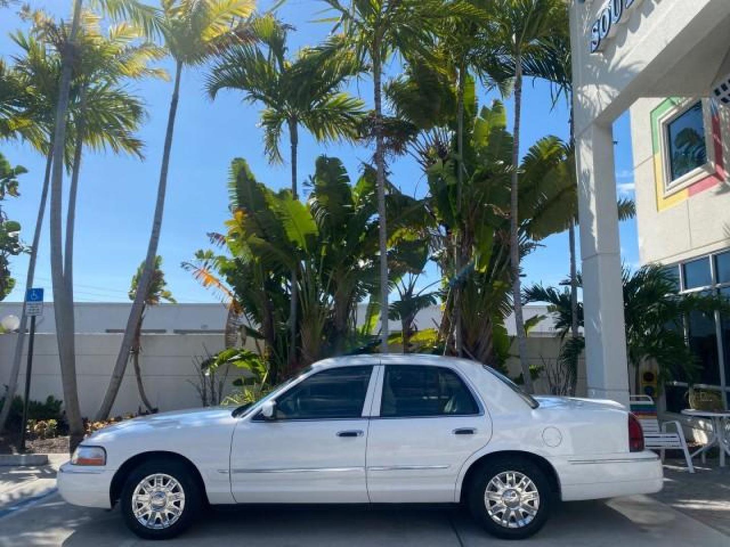2005 Vibrant White /Medium Parchment Mercury Grand Marquis GS LOW MILES 49,348 (2MEFM74W85X) with an 4.6L OHC SEFI V8 Engine engine, Automatic transmission, located at 4701 North Dixie Hwy, Pompano Beach, FL, 33064, (954) 422-2889, 26.240938, -80.123474 - OUR WEBPAGE FLORIDACARS1.COM HAS OVER 100 PHOTOS AND FREE CARFAX LINK 2005 MERCURY GRAND MARQUIS GS VIN: 2MEFM74W85X603873 2 M E F M 7 4 W 8 5 X 6 0 3 8 7 3 SEDAN 4 DR 4.6L V8 F DOHC GASOLINE 25 MPG REAR WHEEL DRIVE Features ABS Brakes Air Conditioning AM/FM Stereo Automatic Transmission CD Audio Cl- Photo#4