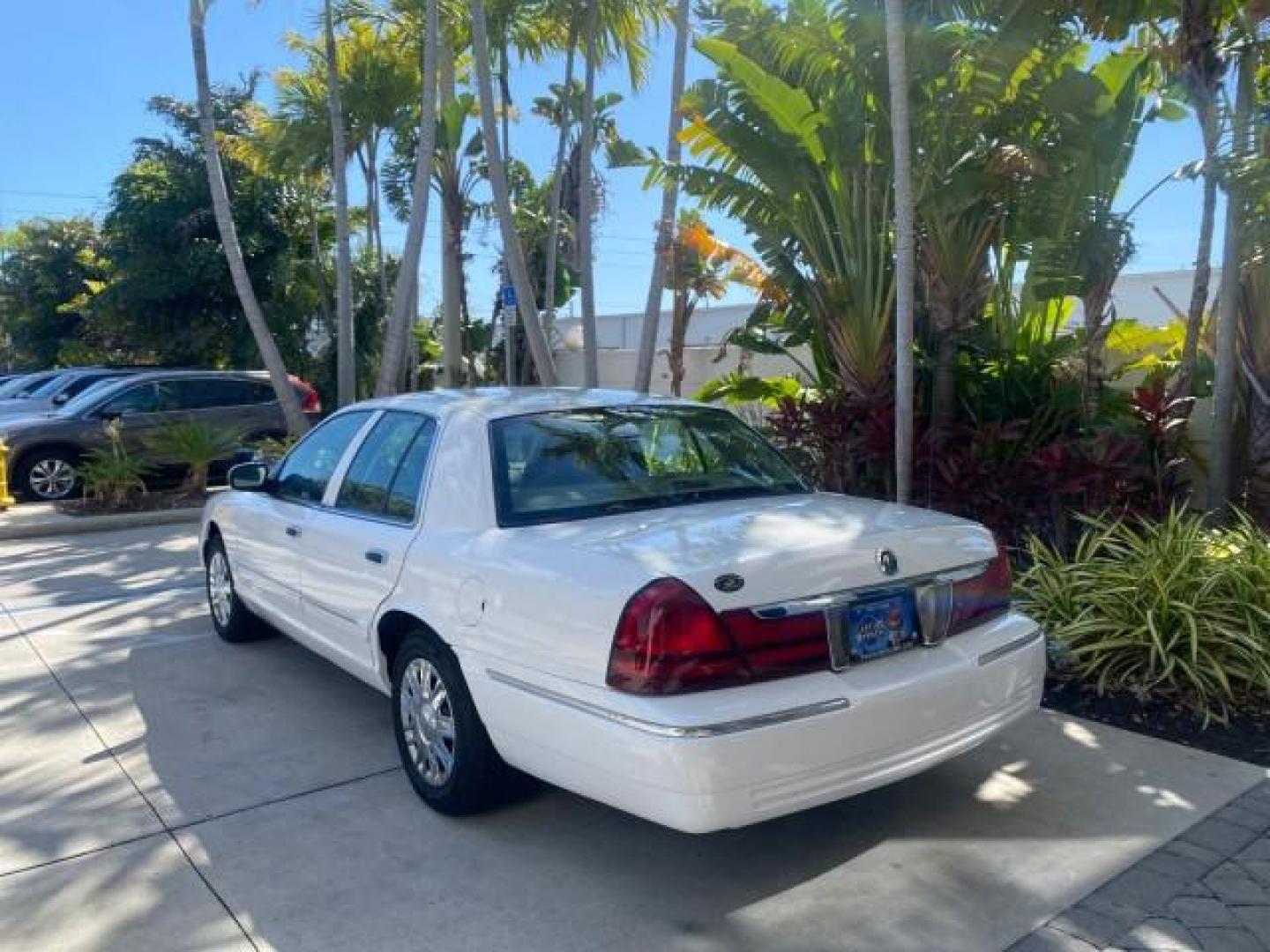 2005 Vibrant White /Medium Parchment Mercury Grand Marquis GS LOW MILES 49,348 (2MEFM74W85X) with an 4.6L OHC SEFI V8 Engine engine, Automatic transmission, located at 4701 North Dixie Hwy, Pompano Beach, FL, 33064, (954) 422-2889, 26.240938, -80.123474 - OUR WEBPAGE FLORIDACARS1.COM HAS OVER 100 PHOTOS AND FREE CARFAX LINK 2005 MERCURY GRAND MARQUIS GS VIN: 2MEFM74W85X603873 2 M E F M 7 4 W 8 5 X 6 0 3 8 7 3 SEDAN 4 DR 4.6L V8 F DOHC GASOLINE 25 MPG REAR WHEEL DRIVE Features ABS Brakes Air Conditioning AM/FM Stereo Automatic Transmission CD Audio Cl- Photo#5