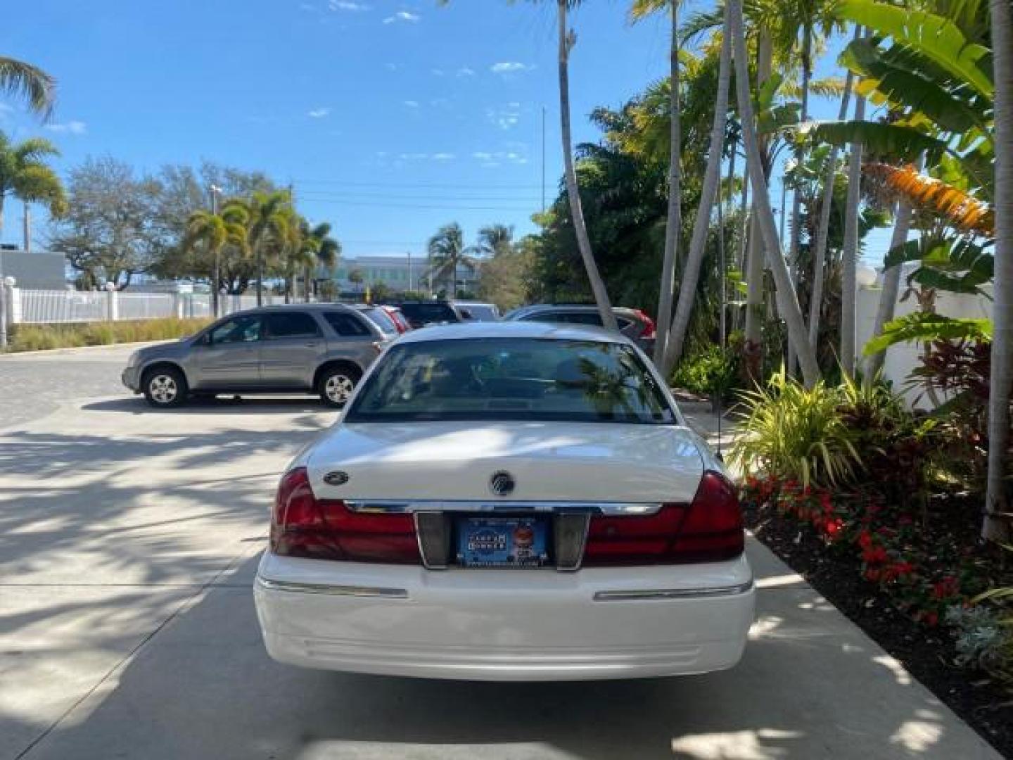 2005 Vibrant White /Medium Parchment Mercury Grand Marquis GS LOW MILES 49,348 (2MEFM74W85X) with an 4.6L OHC SEFI V8 Engine engine, Automatic transmission, located at 4701 North Dixie Hwy, Pompano Beach, FL, 33064, (954) 422-2889, 26.240938, -80.123474 - OUR WEBPAGE FLORIDACARS1.COM HAS OVER 100 PHOTOS AND FREE CARFAX LINK 2005 MERCURY GRAND MARQUIS GS VIN: 2MEFM74W85X603873 2 M E F M 7 4 W 8 5 X 6 0 3 8 7 3 SEDAN 4 DR 4.6L V8 F DOHC GASOLINE 25 MPG REAR WHEEL DRIVE Features ABS Brakes Air Conditioning AM/FM Stereo Automatic Transmission CD Audio Cl- Photo#6