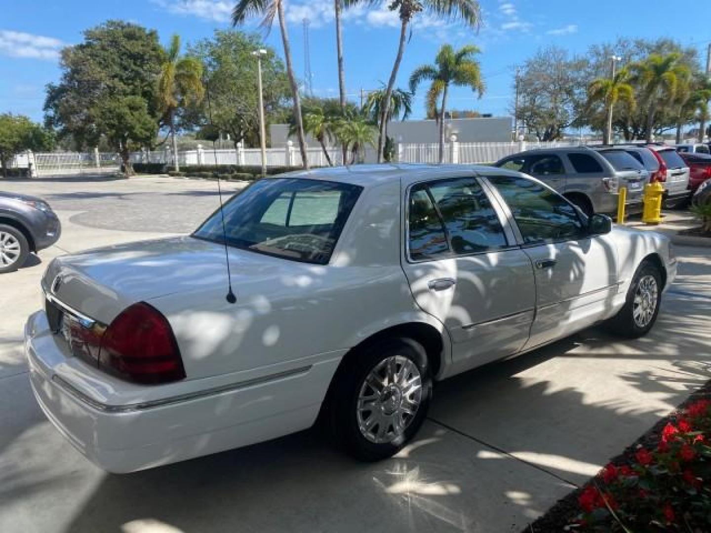 2005 Vibrant White /Medium Parchment Mercury Grand Marquis GS LOW MILES 49,348 (2MEFM74W85X) with an 4.6L OHC SEFI V8 Engine engine, Automatic transmission, located at 4701 North Dixie Hwy, Pompano Beach, FL, 33064, (954) 422-2889, 26.240938, -80.123474 - OUR WEBPAGE FLORIDACARS1.COM HAS OVER 100 PHOTOS AND FREE CARFAX LINK 2005 MERCURY GRAND MARQUIS GS VIN: 2MEFM74W85X603873 2 M E F M 7 4 W 8 5 X 6 0 3 8 7 3 SEDAN 4 DR 4.6L V8 F DOHC GASOLINE 25 MPG REAR WHEEL DRIVE Features ABS Brakes Air Conditioning AM/FM Stereo Automatic Transmission CD Audio Cl- Photo#7