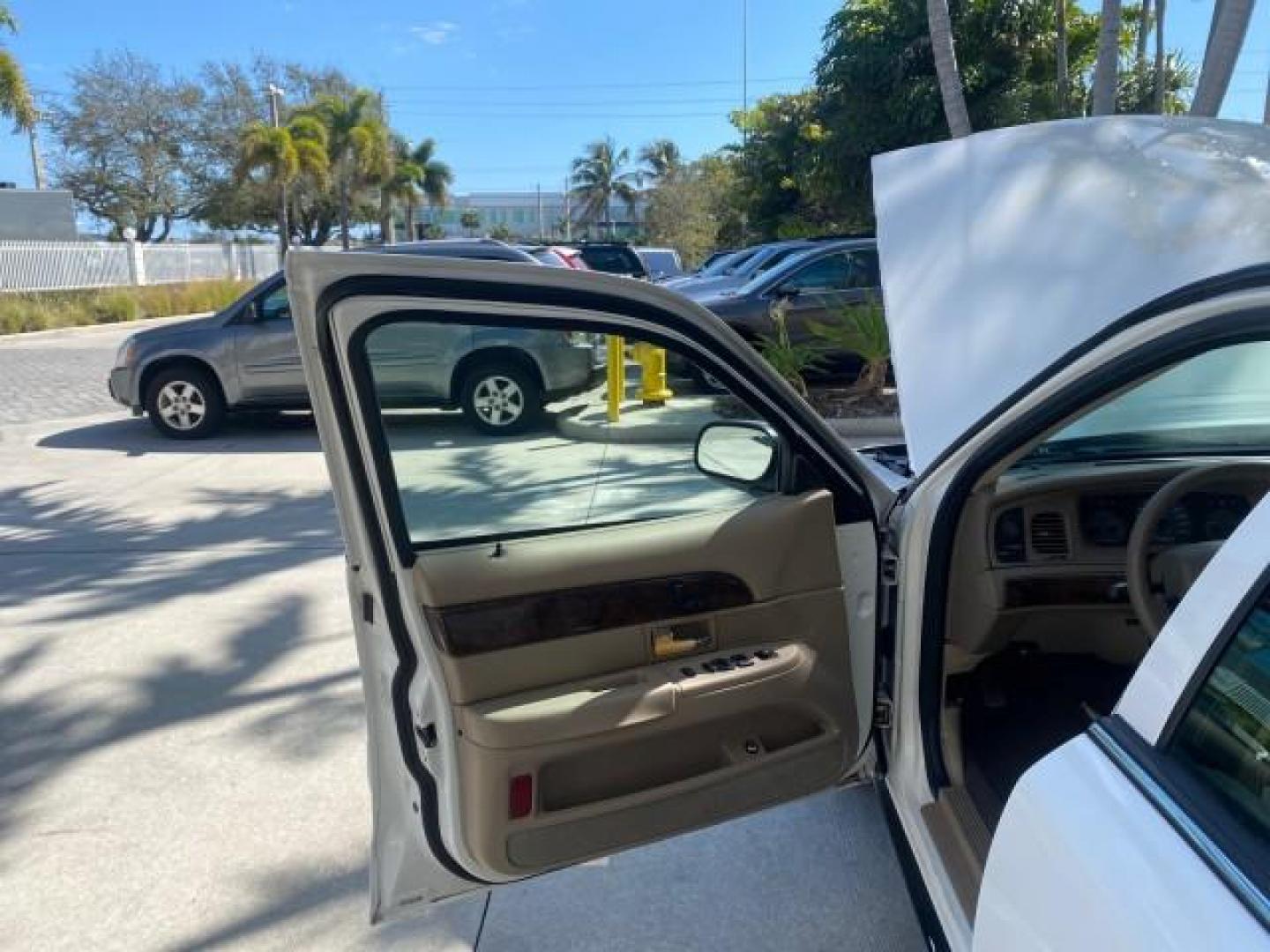 2005 Vibrant White /Medium Parchment Mercury Grand Marquis GS LOW MILES 49,348 (2MEFM74W85X) with an 4.6L OHC SEFI V8 Engine engine, Automatic transmission, located at 4701 North Dixie Hwy, Pompano Beach, FL, 33064, (954) 422-2889, 26.240938, -80.123474 - OUR WEBPAGE FLORIDACARS1.COM HAS OVER 100 PHOTOS AND FREE CARFAX LINK 2005 MERCURY GRAND MARQUIS GS VIN: 2MEFM74W85X603873 2 M E F M 7 4 W 8 5 X 6 0 3 8 7 3 SEDAN 4 DR 4.6L V8 F DOHC GASOLINE 25 MPG REAR WHEEL DRIVE Features ABS Brakes Air Conditioning AM/FM Stereo Automatic Transmission CD Audio Cl- Photo#9