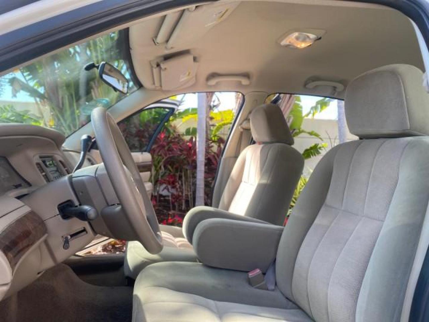 2005 Vibrant White /Medium Parchment Mercury Grand Marquis GS LOW MILES 49,348 (2MEFM74W85X) with an 4.6L OHC SEFI V8 Engine engine, Automatic transmission, located at 4701 North Dixie Hwy, Pompano Beach, FL, 33064, (954) 422-2889, 26.240938, -80.123474 - OUR WEBPAGE FLORIDACARS1.COM HAS OVER 100 PHOTOS AND FREE CARFAX LINK 2005 MERCURY GRAND MARQUIS GS VIN: 2MEFM74W85X603873 2 M E F M 7 4 W 8 5 X 6 0 3 8 7 3 SEDAN 4 DR 4.6L V8 F DOHC GASOLINE 25 MPG REAR WHEEL DRIVE Features ABS Brakes Air Conditioning AM/FM Stereo Automatic Transmission CD Audio Cl- Photo#10