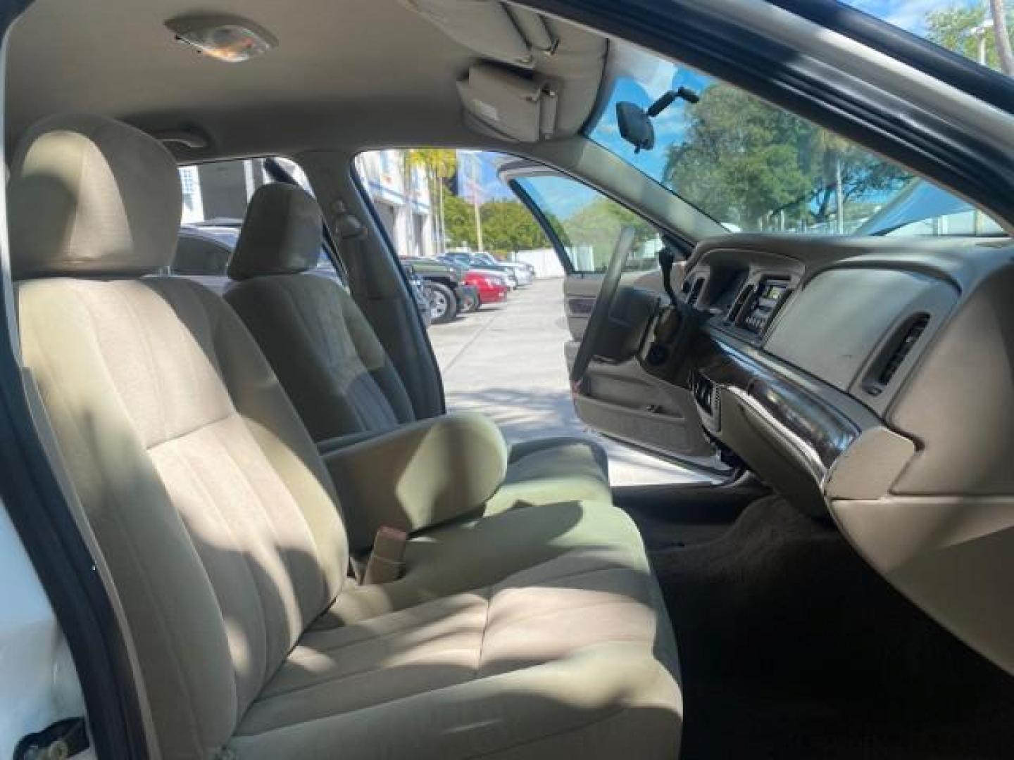 2005 Vibrant White /Medium Parchment Mercury Grand Marquis GS LOW MILES 49,348 (2MEFM74W85X) with an 4.6L OHC SEFI V8 Engine engine, Automatic transmission, located at 4701 North Dixie Hwy, Pompano Beach, FL, 33064, (954) 422-2889, 26.240938, -80.123474 - OUR WEBPAGE FLORIDACARS1.COM HAS OVER 100 PHOTOS AND FREE CARFAX LINK 2005 MERCURY GRAND MARQUIS GS VIN: 2MEFM74W85X603873 2 M E F M 7 4 W 8 5 X 6 0 3 8 7 3 SEDAN 4 DR 4.6L V8 F DOHC GASOLINE 25 MPG REAR WHEEL DRIVE Features ABS Brakes Air Conditioning AM/FM Stereo Automatic Transmission CD Audio Cl- Photo#12