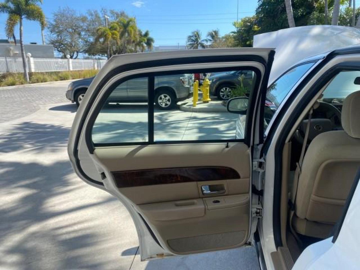 2005 Vibrant White /Medium Parchment Mercury Grand Marquis GS LOW MILES 49,348 (2MEFM74W85X) with an 4.6L OHC SEFI V8 Engine engine, Automatic transmission, located at 4701 North Dixie Hwy, Pompano Beach, FL, 33064, (954) 422-2889, 26.240938, -80.123474 - OUR WEBPAGE FLORIDACARS1.COM HAS OVER 100 PHOTOS AND FREE CARFAX LINK 2005 MERCURY GRAND MARQUIS GS VIN: 2MEFM74W85X603873 2 M E F M 7 4 W 8 5 X 6 0 3 8 7 3 SEDAN 4 DR 4.6L V8 F DOHC GASOLINE 25 MPG REAR WHEEL DRIVE Features ABS Brakes Air Conditioning AM/FM Stereo Automatic Transmission CD Audio Cl- Photo#13