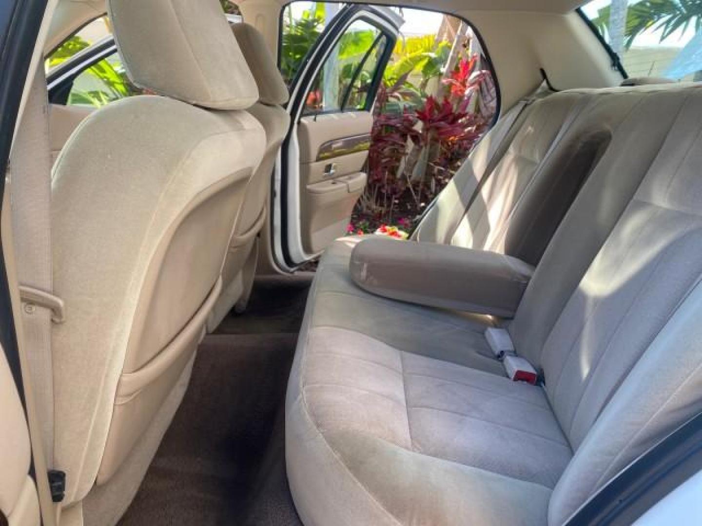 2005 Vibrant White /Medium Parchment Mercury Grand Marquis GS LOW MILES 49,348 (2MEFM74W85X) with an 4.6L OHC SEFI V8 Engine engine, Automatic transmission, located at 4701 North Dixie Hwy, Pompano Beach, FL, 33064, (954) 422-2889, 26.240938, -80.123474 - OUR WEBPAGE FLORIDACARS1.COM HAS OVER 100 PHOTOS AND FREE CARFAX LINK 2005 MERCURY GRAND MARQUIS GS VIN: 2MEFM74W85X603873 2 M E F M 7 4 W 8 5 X 6 0 3 8 7 3 SEDAN 4 DR 4.6L V8 F DOHC GASOLINE 25 MPG REAR WHEEL DRIVE Features ABS Brakes Air Conditioning AM/FM Stereo Automatic Transmission CD Audio Cl- Photo#14
