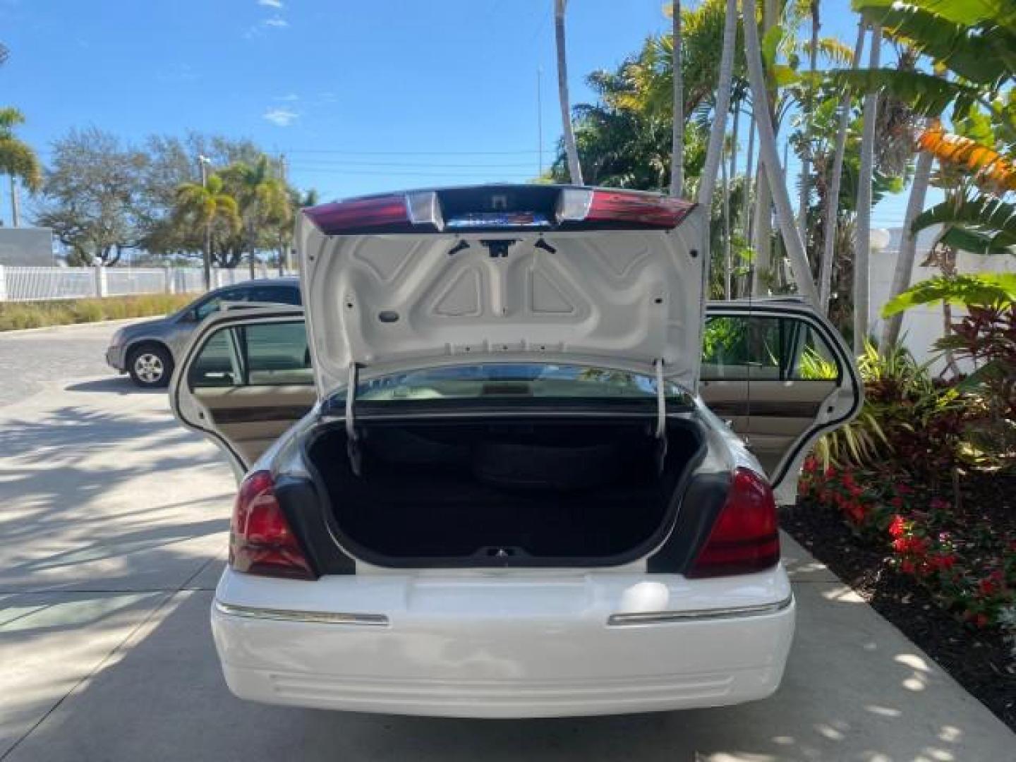 2005 Vibrant White /Medium Parchment Mercury Grand Marquis GS LOW MILES 49,348 (2MEFM74W85X) with an 4.6L OHC SEFI V8 Engine engine, Automatic transmission, located at 4701 North Dixie Hwy, Pompano Beach, FL, 33064, (954) 422-2889, 26.240938, -80.123474 - OUR WEBPAGE FLORIDACARS1.COM HAS OVER 100 PHOTOS AND FREE CARFAX LINK 2005 MERCURY GRAND MARQUIS GS VIN: 2MEFM74W85X603873 2 M E F M 7 4 W 8 5 X 6 0 3 8 7 3 SEDAN 4 DR 4.6L V8 F DOHC GASOLINE 25 MPG REAR WHEEL DRIVE Features ABS Brakes Air Conditioning AM/FM Stereo Automatic Transmission CD Audio Cl- Photo#15