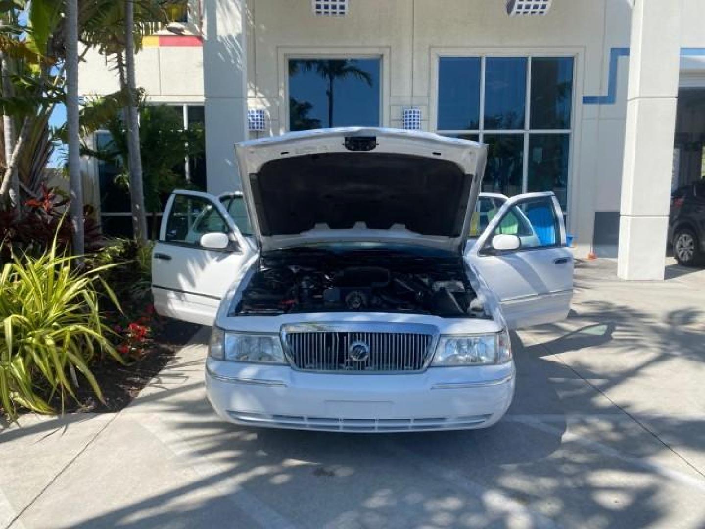 2005 Vibrant White /Medium Parchment Mercury Grand Marquis GS LOW MILES 49,348 (2MEFM74W85X) with an 4.6L OHC SEFI V8 Engine engine, Automatic transmission, located at 4701 North Dixie Hwy, Pompano Beach, FL, 33064, (954) 422-2889, 26.240938, -80.123474 - OUR WEBPAGE FLORIDACARS1.COM HAS OVER 100 PHOTOS AND FREE CARFAX LINK 2005 MERCURY GRAND MARQUIS GS VIN: 2MEFM74W85X603873 2 M E F M 7 4 W 8 5 X 6 0 3 8 7 3 SEDAN 4 DR 4.6L V8 F DOHC GASOLINE 25 MPG REAR WHEEL DRIVE Features ABS Brakes Air Conditioning AM/FM Stereo Automatic Transmission CD Audio Cl- Photo#16
