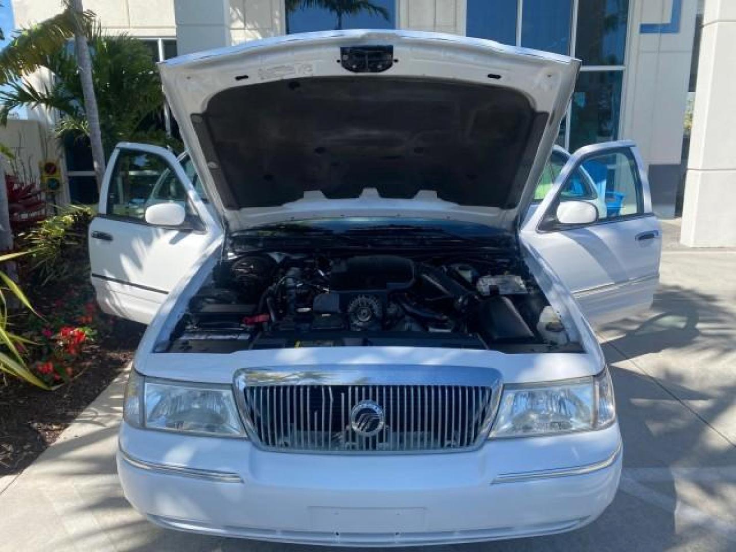 2005 Vibrant White /Medium Parchment Mercury Grand Marquis GS LOW MILES 49,348 (2MEFM74W85X) with an 4.6L OHC SEFI V8 Engine engine, Automatic transmission, located at 4701 North Dixie Hwy, Pompano Beach, FL, 33064, (954) 422-2889, 26.240938, -80.123474 - OUR WEBPAGE FLORIDACARS1.COM HAS OVER 100 PHOTOS AND FREE CARFAX LINK 2005 MERCURY GRAND MARQUIS GS VIN: 2MEFM74W85X603873 2 M E F M 7 4 W 8 5 X 6 0 3 8 7 3 SEDAN 4 DR 4.6L V8 F DOHC GASOLINE 25 MPG REAR WHEEL DRIVE Features ABS Brakes Air Conditioning AM/FM Stereo Automatic Transmission CD Audio Cl- Photo#17
