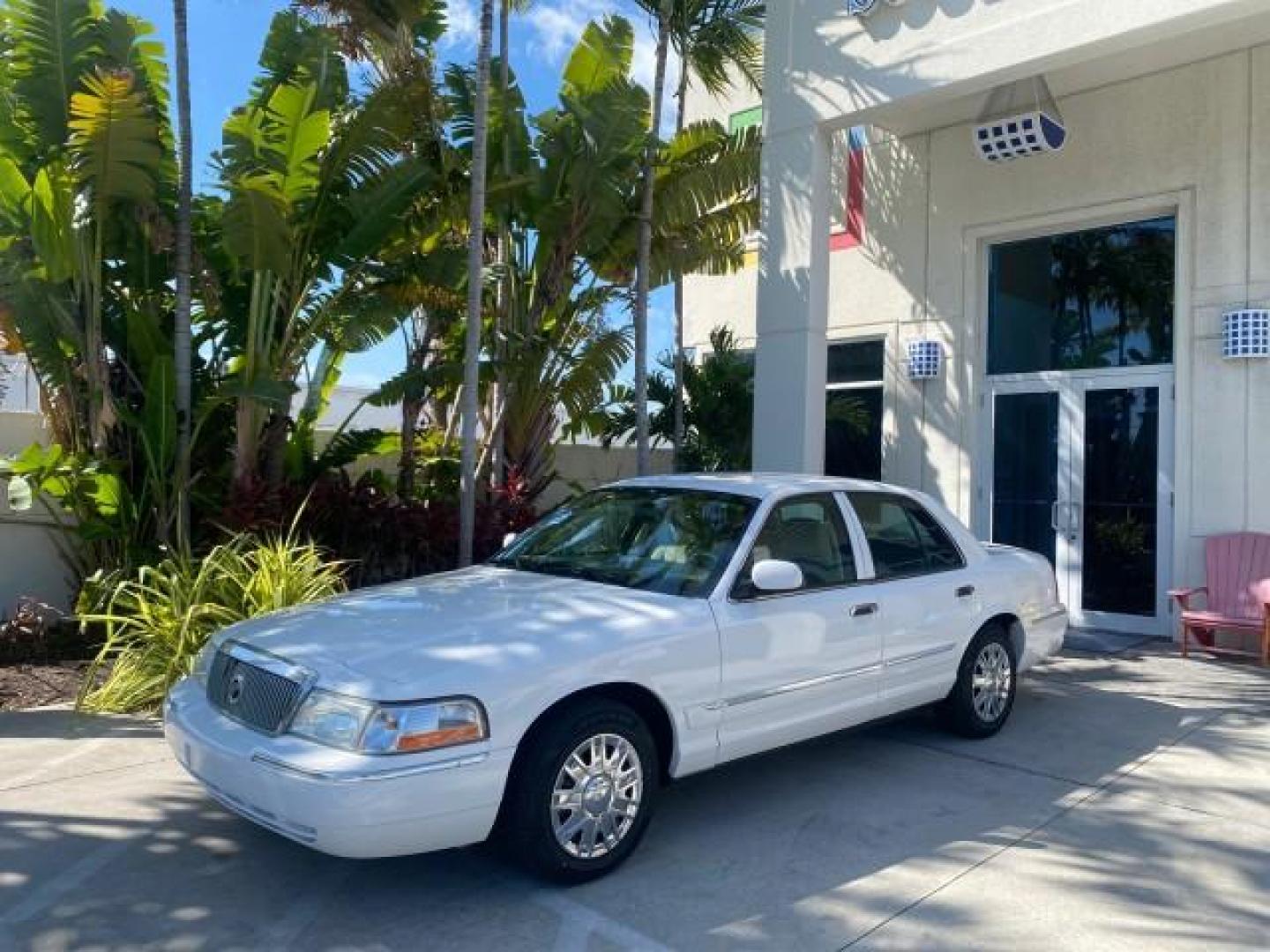 2005 Vibrant White /Medium Parchment Mercury Grand Marquis GS LOW MILES 49,348 (2MEFM74W85X) with an 4.6L OHC SEFI V8 Engine engine, Automatic transmission, located at 4701 North Dixie Hwy, Pompano Beach, FL, 33064, (954) 422-2889, 26.240938, -80.123474 - OUR WEBPAGE FLORIDACARS1.COM HAS OVER 100 PHOTOS AND FREE CARFAX LINK 2005 MERCURY GRAND MARQUIS GS VIN: 2MEFM74W85X603873 2 M E F M 7 4 W 8 5 X 6 0 3 8 7 3 SEDAN 4 DR 4.6L V8 F DOHC GASOLINE 25 MPG REAR WHEEL DRIVE Features ABS Brakes Air Conditioning AM/FM Stereo Automatic Transmission CD Audio Cl- Photo#28