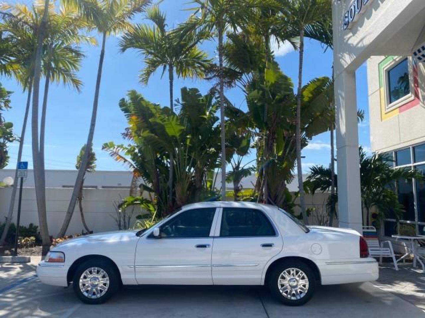 2005 Vibrant White /Medium Parchment Mercury Grand Marquis GS LOW MILES 49,348 (2MEFM74W85X) with an 4.6L OHC SEFI V8 Engine engine, Automatic transmission, located at 4701 North Dixie Hwy, Pompano Beach, FL, 33064, (954) 422-2889, 26.240938, -80.123474 - OUR WEBPAGE FLORIDACARS1.COM HAS OVER 100 PHOTOS AND FREE CARFAX LINK 2005 MERCURY GRAND MARQUIS GS VIN: 2MEFM74W85X603873 2 M E F M 7 4 W 8 5 X 6 0 3 8 7 3 SEDAN 4 DR 4.6L V8 F DOHC GASOLINE 25 MPG REAR WHEEL DRIVE Features ABS Brakes Air Conditioning AM/FM Stereo Automatic Transmission CD Audio Cl- Photo#30