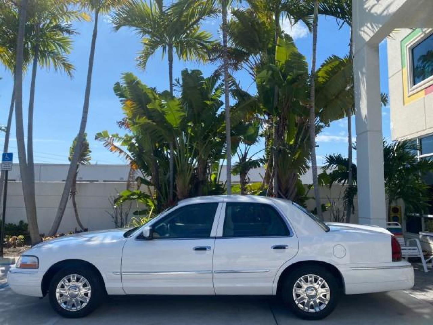 2005 Vibrant White /Medium Parchment Mercury Grand Marquis GS LOW MILES 49,348 (2MEFM74W85X) with an 4.6L OHC SEFI V8 Engine engine, Automatic transmission, located at 4701 North Dixie Hwy, Pompano Beach, FL, 33064, (954) 422-2889, 26.240938, -80.123474 - OUR WEBPAGE FLORIDACARS1.COM HAS OVER 100 PHOTOS AND FREE CARFAX LINK 2005 MERCURY GRAND MARQUIS GS VIN: 2MEFM74W85X603873 2 M E F M 7 4 W 8 5 X 6 0 3 8 7 3 SEDAN 4 DR 4.6L V8 F DOHC GASOLINE 25 MPG REAR WHEEL DRIVE Features ABS Brakes Air Conditioning AM/FM Stereo Automatic Transmission CD Audio Cl- Photo#31