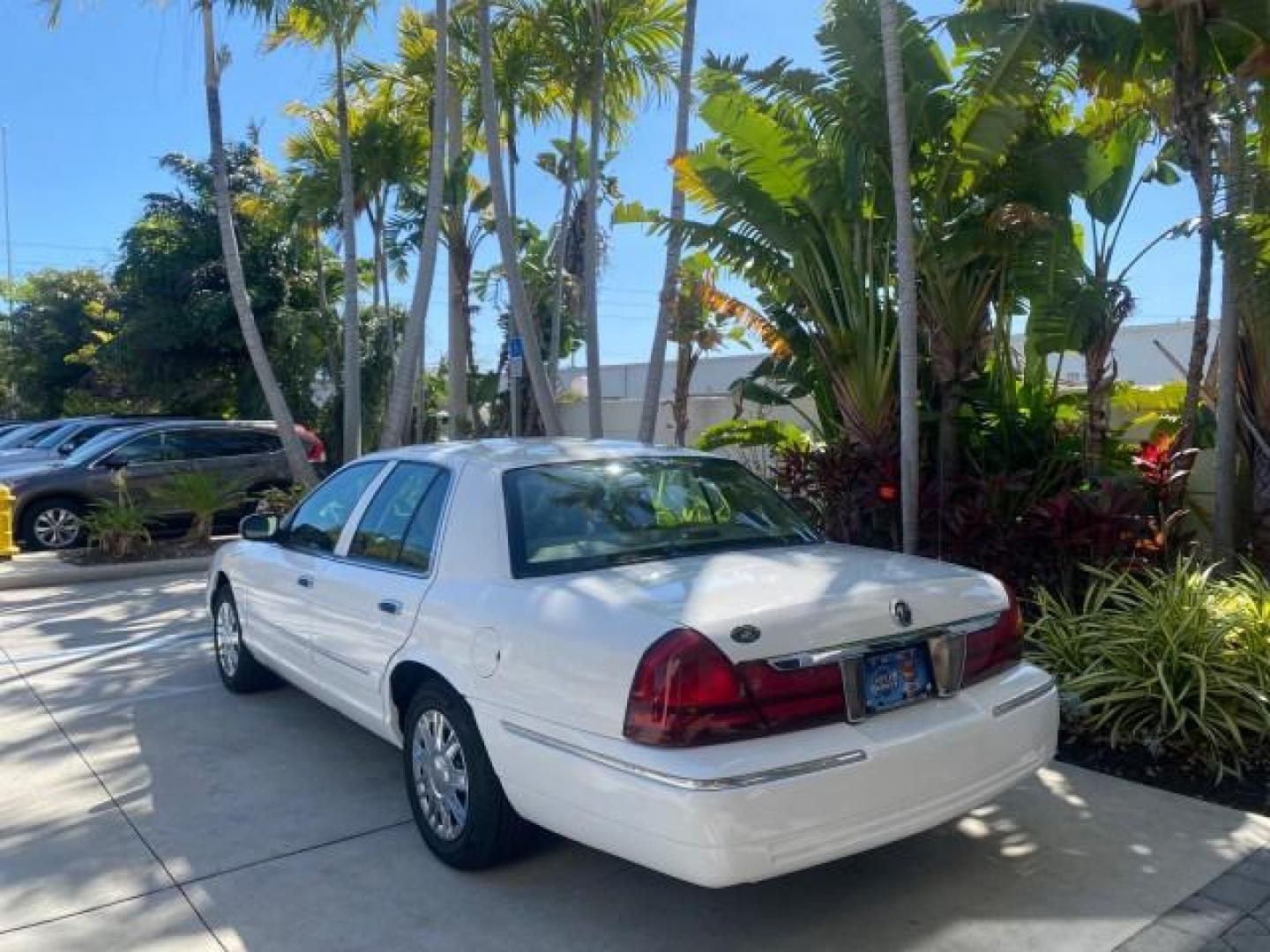 2005 Vibrant White /Medium Parchment Mercury Grand Marquis GS LOW MILES 49,348 (2MEFM74W85X) with an 4.6L OHC SEFI V8 Engine engine, Automatic transmission, located at 4701 North Dixie Hwy, Pompano Beach, FL, 33064, (954) 422-2889, 26.240938, -80.123474 - OUR WEBPAGE FLORIDACARS1.COM HAS OVER 100 PHOTOS AND FREE CARFAX LINK 2005 MERCURY GRAND MARQUIS GS VIN: 2MEFM74W85X603873 2 M E F M 7 4 W 8 5 X 6 0 3 8 7 3 SEDAN 4 DR 4.6L V8 F DOHC GASOLINE 25 MPG REAR WHEEL DRIVE Features ABS Brakes Air Conditioning AM/FM Stereo Automatic Transmission CD Audio Cl- Photo#32