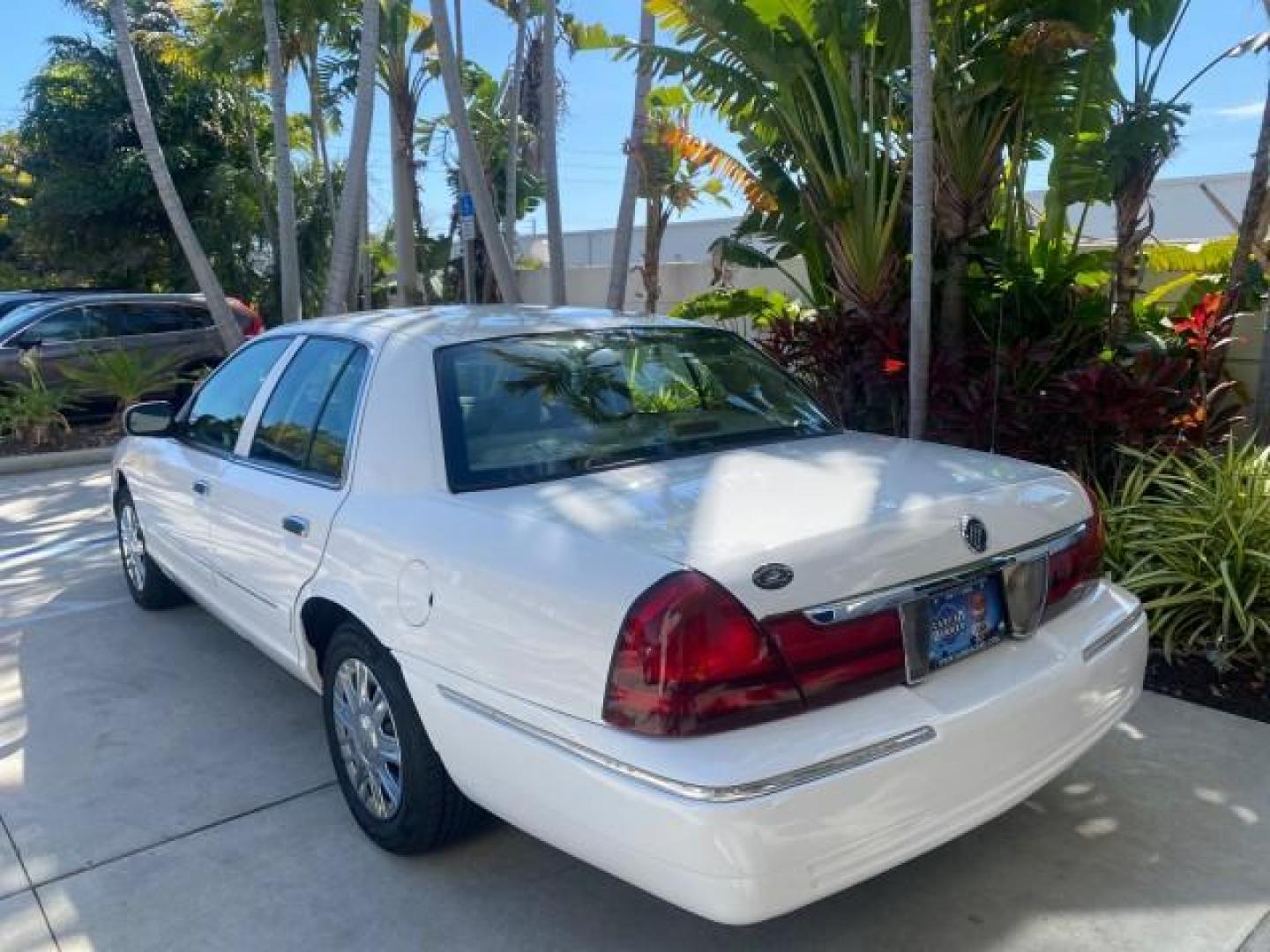 2005 Vibrant White /Medium Parchment Mercury Grand Marquis GS LOW MILES 49,348 (2MEFM74W85X) with an 4.6L OHC SEFI V8 Engine engine, Automatic transmission, located at 4701 North Dixie Hwy, Pompano Beach, FL, 33064, (954) 422-2889, 26.240938, -80.123474 - OUR WEBPAGE FLORIDACARS1.COM HAS OVER 100 PHOTOS AND FREE CARFAX LINK 2005 MERCURY GRAND MARQUIS GS VIN: 2MEFM74W85X603873 2 M E F M 7 4 W 8 5 X 6 0 3 8 7 3 SEDAN 4 DR 4.6L V8 F DOHC GASOLINE 25 MPG REAR WHEEL DRIVE Features ABS Brakes Air Conditioning AM/FM Stereo Automatic Transmission CD Audio Cl- Photo#33