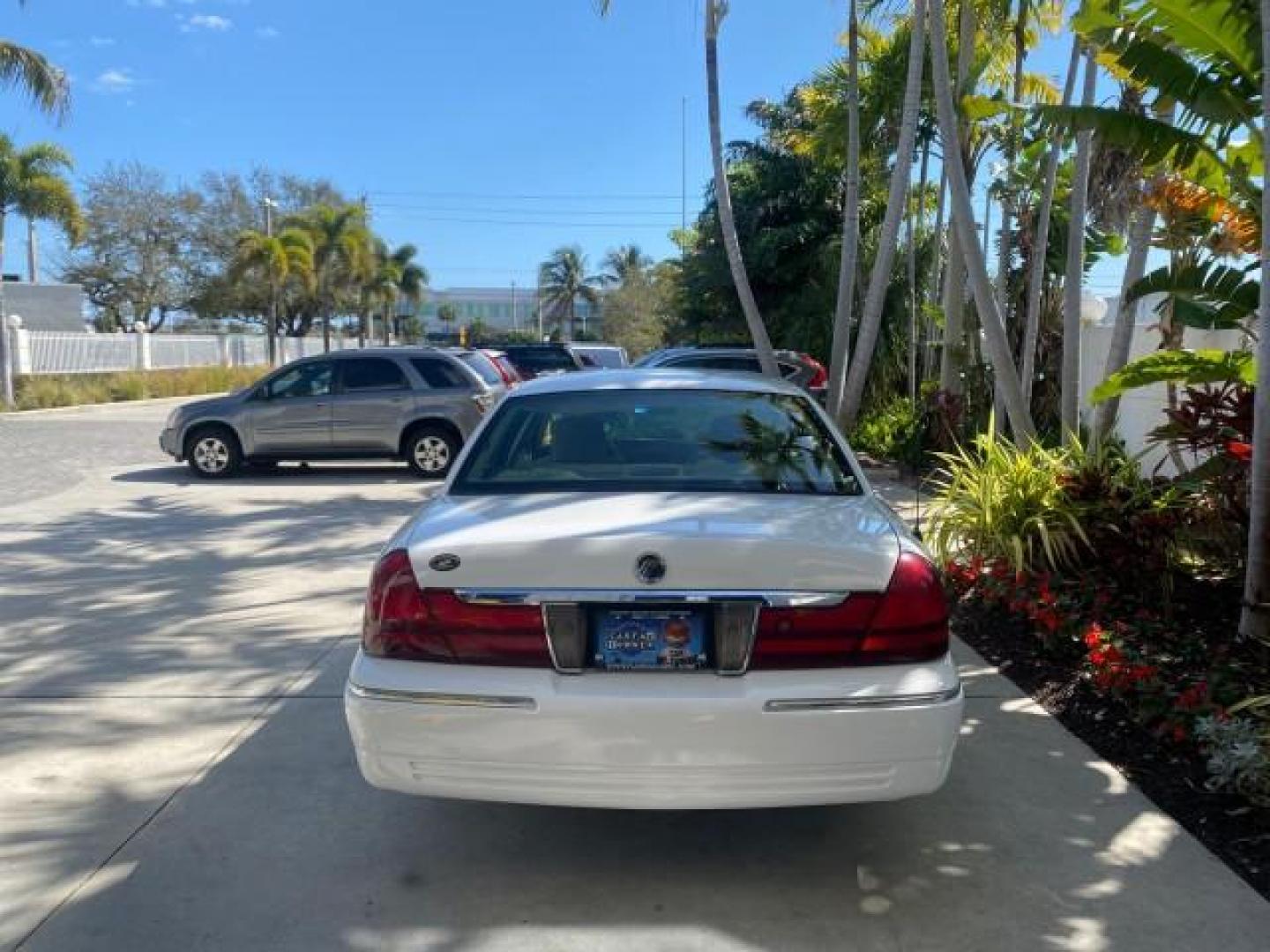 2005 Vibrant White /Medium Parchment Mercury Grand Marquis GS LOW MILES 49,348 (2MEFM74W85X) with an 4.6L OHC SEFI V8 Engine engine, Automatic transmission, located at 4701 North Dixie Hwy, Pompano Beach, FL, 33064, (954) 422-2889, 26.240938, -80.123474 - OUR WEBPAGE FLORIDACARS1.COM HAS OVER 100 PHOTOS AND FREE CARFAX LINK 2005 MERCURY GRAND MARQUIS GS VIN: 2MEFM74W85X603873 2 M E F M 7 4 W 8 5 X 6 0 3 8 7 3 SEDAN 4 DR 4.6L V8 F DOHC GASOLINE 25 MPG REAR WHEEL DRIVE Features ABS Brakes Air Conditioning AM/FM Stereo Automatic Transmission CD Audio Cl- Photo#34