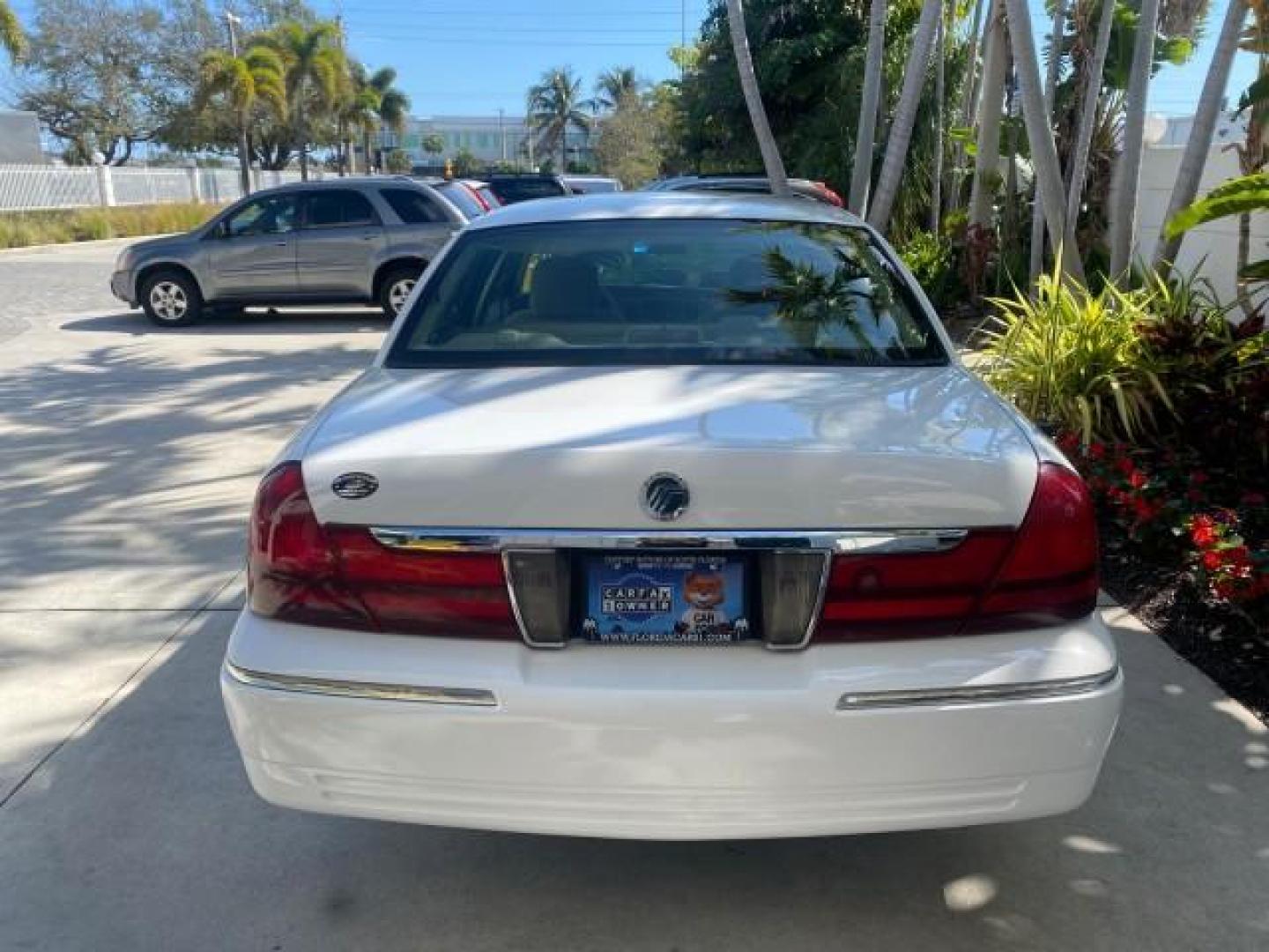 2005 Vibrant White /Medium Parchment Mercury Grand Marquis GS LOW MILES 49,348 (2MEFM74W85X) with an 4.6L OHC SEFI V8 Engine engine, Automatic transmission, located at 4701 North Dixie Hwy, Pompano Beach, FL, 33064, (954) 422-2889, 26.240938, -80.123474 - OUR WEBPAGE FLORIDACARS1.COM HAS OVER 100 PHOTOS AND FREE CARFAX LINK 2005 MERCURY GRAND MARQUIS GS VIN: 2MEFM74W85X603873 2 M E F M 7 4 W 8 5 X 6 0 3 8 7 3 SEDAN 4 DR 4.6L V8 F DOHC GASOLINE 25 MPG REAR WHEEL DRIVE Features ABS Brakes Air Conditioning AM/FM Stereo Automatic Transmission CD Audio Cl- Photo#35