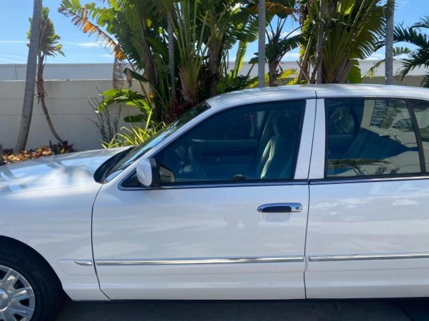 2005 Vibrant White /Medium Parchment Mercury Grand Marquis GS LOW MILES 49,348 (2MEFM74W85X) with an 4.6L OHC SEFI V8 Engine engine, Automatic transmission, located at 4701 North Dixie Hwy, Pompano Beach, FL, 33064, (954) 422-2889, 26.240938, -80.123474 - OUR WEBPAGE FLORIDACARS1.COM HAS OVER 100 PHOTOS AND FREE CARFAX LINK 2005 MERCURY GRAND MARQUIS GS VIN: 2MEFM74W85X603873 2 M E F M 7 4 W 8 5 X 6 0 3 8 7 3 SEDAN 4 DR 4.6L V8 F DOHC GASOLINE 25 MPG REAR WHEEL DRIVE Features ABS Brakes Air Conditioning AM/FM Stereo Automatic Transmission CD Audio Cl- Photo#37