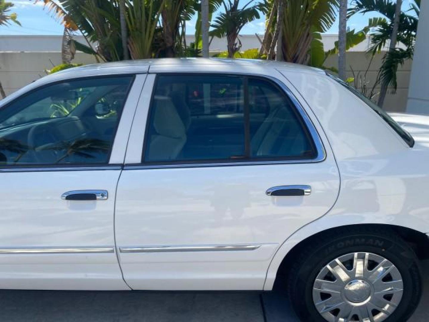 2005 Vibrant White /Medium Parchment Mercury Grand Marquis GS LOW MILES 49,348 (2MEFM74W85X) with an 4.6L OHC SEFI V8 Engine engine, Automatic transmission, located at 4701 North Dixie Hwy, Pompano Beach, FL, 33064, (954) 422-2889, 26.240938, -80.123474 - OUR WEBPAGE FLORIDACARS1.COM HAS OVER 100 PHOTOS AND FREE CARFAX LINK 2005 MERCURY GRAND MARQUIS GS VIN: 2MEFM74W85X603873 2 M E F M 7 4 W 8 5 X 6 0 3 8 7 3 SEDAN 4 DR 4.6L V8 F DOHC GASOLINE 25 MPG REAR WHEEL DRIVE Features ABS Brakes Air Conditioning AM/FM Stereo Automatic Transmission CD Audio Cl- Photo#65