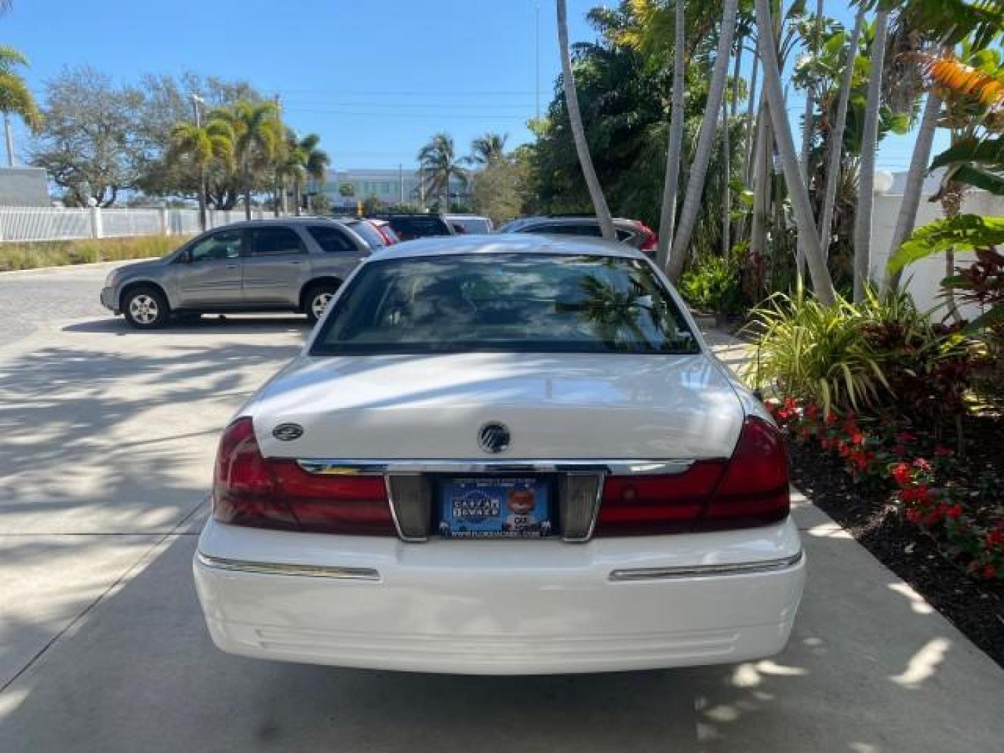 2005 Vibrant White /Medium Parchment Mercury Grand Marquis GS LOW MILES 49,348 (2MEFM74W85X) with an 4.6L OHC SEFI V8 Engine engine, Automatic transmission, located at 4701 North Dixie Hwy, Pompano Beach, FL, 33064, (954) 422-2889, 26.240938, -80.123474 - OUR WEBPAGE FLORIDACARS1.COM HAS OVER 100 PHOTOS AND FREE CARFAX LINK 2005 MERCURY GRAND MARQUIS GS VIN: 2MEFM74W85X603873 2 M E F M 7 4 W 8 5 X 6 0 3 8 7 3 SEDAN 4 DR 4.6L V8 F DOHC GASOLINE 25 MPG REAR WHEEL DRIVE Features ABS Brakes Air Conditioning AM/FM Stereo Automatic Transmission CD Audio Cl- Photo#79