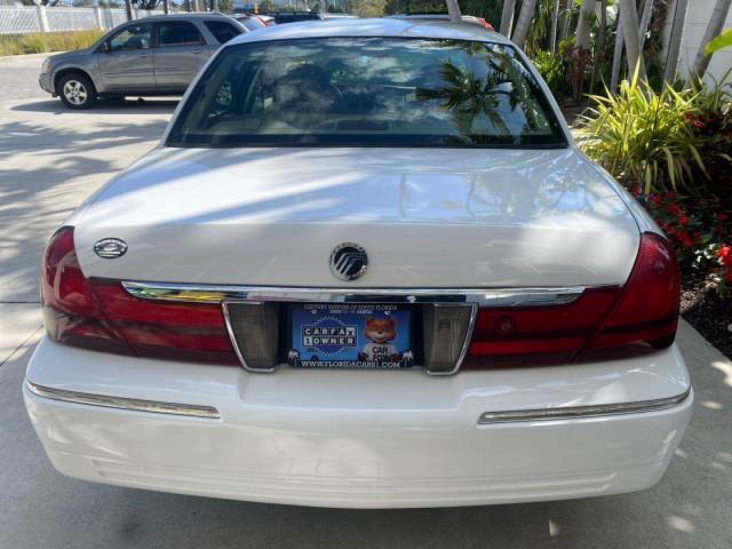 2005 Vibrant White /Medium Parchment Mercury Grand Marquis GS LOW MILES 49,348 (2MEFM74W85X) with an 4.6L OHC SEFI V8 Engine engine, Automatic transmission, located at 4701 North Dixie Hwy, Pompano Beach, FL, 33064, (954) 422-2889, 26.240938, -80.123474 - OUR WEBPAGE FLORIDACARS1.COM HAS OVER 100 PHOTOS AND FREE CARFAX LINK 2005 MERCURY GRAND MARQUIS GS VIN: 2MEFM74W85X603873 2 M E F M 7 4 W 8 5 X 6 0 3 8 7 3 SEDAN 4 DR 4.6L V8 F DOHC GASOLINE 25 MPG REAR WHEEL DRIVE Features ABS Brakes Air Conditioning AM/FM Stereo Automatic Transmission CD Audio Cl- Photo#80