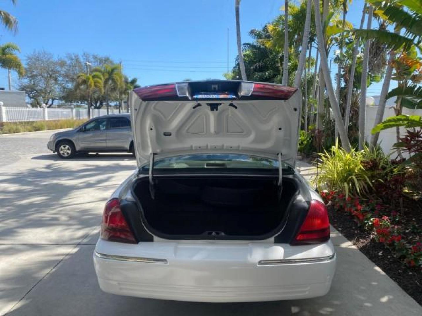 2005 Vibrant White /Medium Parchment Mercury Grand Marquis GS LOW MILES 49,348 (2MEFM74W85X) with an 4.6L OHC SEFI V8 Engine engine, Automatic transmission, located at 4701 North Dixie Hwy, Pompano Beach, FL, 33064, (954) 422-2889, 26.240938, -80.123474 - OUR WEBPAGE FLORIDACARS1.COM HAS OVER 100 PHOTOS AND FREE CARFAX LINK 2005 MERCURY GRAND MARQUIS GS VIN: 2MEFM74W85X603873 2 M E F M 7 4 W 8 5 X 6 0 3 8 7 3 SEDAN 4 DR 4.6L V8 F DOHC GASOLINE 25 MPG REAR WHEEL DRIVE Features ABS Brakes Air Conditioning AM/FM Stereo Automatic Transmission CD Audio Cl- Photo#81