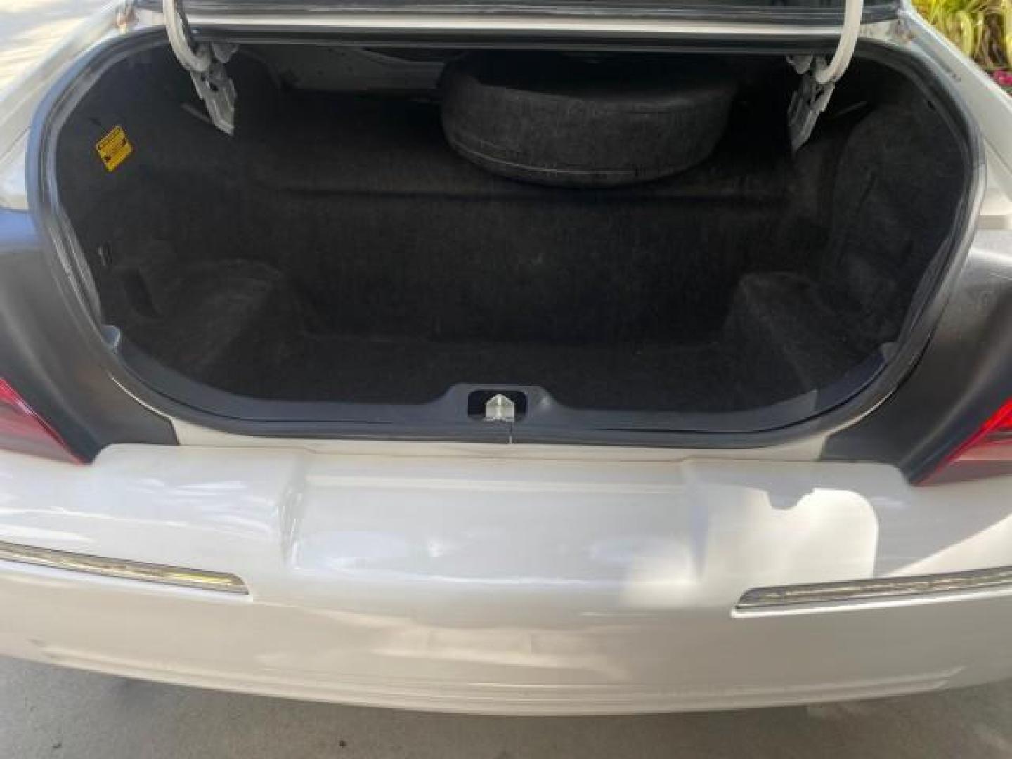 2005 Vibrant White /Medium Parchment Mercury Grand Marquis GS LOW MILES 49,348 (2MEFM74W85X) with an 4.6L OHC SEFI V8 Engine engine, Automatic transmission, located at 4701 North Dixie Hwy, Pompano Beach, FL, 33064, (954) 422-2889, 26.240938, -80.123474 - OUR WEBPAGE FLORIDACARS1.COM HAS OVER 100 PHOTOS AND FREE CARFAX LINK 2005 MERCURY GRAND MARQUIS GS VIN: 2MEFM74W85X603873 2 M E F M 7 4 W 8 5 X 6 0 3 8 7 3 SEDAN 4 DR 4.6L V8 F DOHC GASOLINE 25 MPG REAR WHEEL DRIVE Features ABS Brakes Air Conditioning AM/FM Stereo Automatic Transmission CD Audio Cl- Photo#82