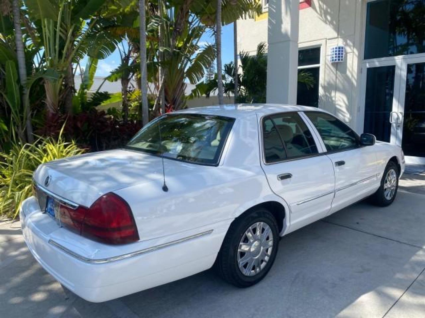 2005 Vibrant White /Medium Parchment Mercury Grand Marquis GS LOW MILES 49,348 (2MEFM74W85X) with an 4.6L OHC SEFI V8 Engine engine, Automatic transmission, located at 4701 North Dixie Hwy, Pompano Beach, FL, 33064, (954) 422-2889, 26.240938, -80.123474 - OUR WEBPAGE FLORIDACARS1.COM HAS OVER 100 PHOTOS AND FREE CARFAX LINK 2005 MERCURY GRAND MARQUIS GS VIN: 2MEFM74W85X603873 2 M E F M 7 4 W 8 5 X 6 0 3 8 7 3 SEDAN 4 DR 4.6L V8 F DOHC GASOLINE 25 MPG REAR WHEEL DRIVE Features ABS Brakes Air Conditioning AM/FM Stereo Automatic Transmission CD Audio Cl- Photo#90