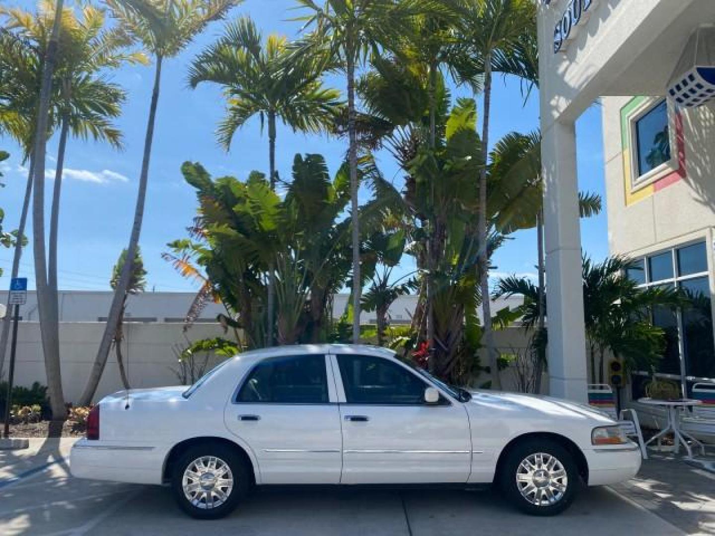 2005 Vibrant White /Medium Parchment Mercury Grand Marquis GS LOW MILES 49,348 (2MEFM74W85X) with an 4.6L OHC SEFI V8 Engine engine, Automatic transmission, located at 4701 North Dixie Hwy, Pompano Beach, FL, 33064, (954) 422-2889, 26.240938, -80.123474 - OUR WEBPAGE FLORIDACARS1.COM HAS OVER 100 PHOTOS AND FREE CARFAX LINK 2005 MERCURY GRAND MARQUIS GS VIN: 2MEFM74W85X603873 2 M E F M 7 4 W 8 5 X 6 0 3 8 7 3 SEDAN 4 DR 4.6L V8 F DOHC GASOLINE 25 MPG REAR WHEEL DRIVE Features ABS Brakes Air Conditioning AM/FM Stereo Automatic Transmission CD Audio Cl- Photo#91