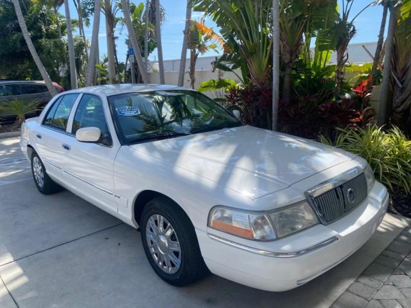 2005 Vibrant White /Medium Parchment Mercury Grand Marquis GS LOW MILES 49,348 (2MEFM74W85X) with an 4.6L OHC SEFI V8 Engine engine, Automatic transmission, located at 4701 North Dixie Hwy, Pompano Beach, FL, 33064, (954) 422-2889, 26.240938, -80.123474 - OUR WEBPAGE FLORIDACARS1.COM HAS OVER 100 PHOTOS AND FREE CARFAX LINK 2005 MERCURY GRAND MARQUIS GS VIN: 2MEFM74W85X603873 2 M E F M 7 4 W 8 5 X 6 0 3 8 7 3 SEDAN 4 DR 4.6L V8 F DOHC GASOLINE 25 MPG REAR WHEEL DRIVE Features ABS Brakes Air Conditioning AM/FM Stereo Automatic Transmission CD Audio Cl- Photo#94