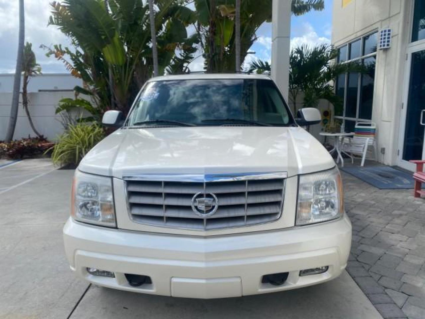 2002 White Diamond /Pewter Cadillac Escalade LOW MILES 67,881 1 OWNER (1GYEC63T92R) with an 5.3L Vortec 1000 SFI V8 Engine engine, Automatic transmission, located at 4701 North Dixie Hwy, Pompano Beach, FL, 33064, (954) 422-2889, 26.240938, -80.123474 - OUR WEBPAGE FLORIDACARS1.COM HAS OVER 100 PHOTOS AND FREE CARFAX LINK 2002 CADILLAC ESCALADE 1 OWNER SUNROOF WHITE DIAMOND PEARL NEW $48,735 VIN: 1GYEC63T92R185082 1 G Y E C 6 3 T 9 2 R 1 8 5 0 8 2 4 DOOR WAGON/SPORT UTILITY 5.3L V8 F GASOLINE 18 MPG REAR WHEEL DRIVE Features ABS Brakes Air Conditio - Photo#2