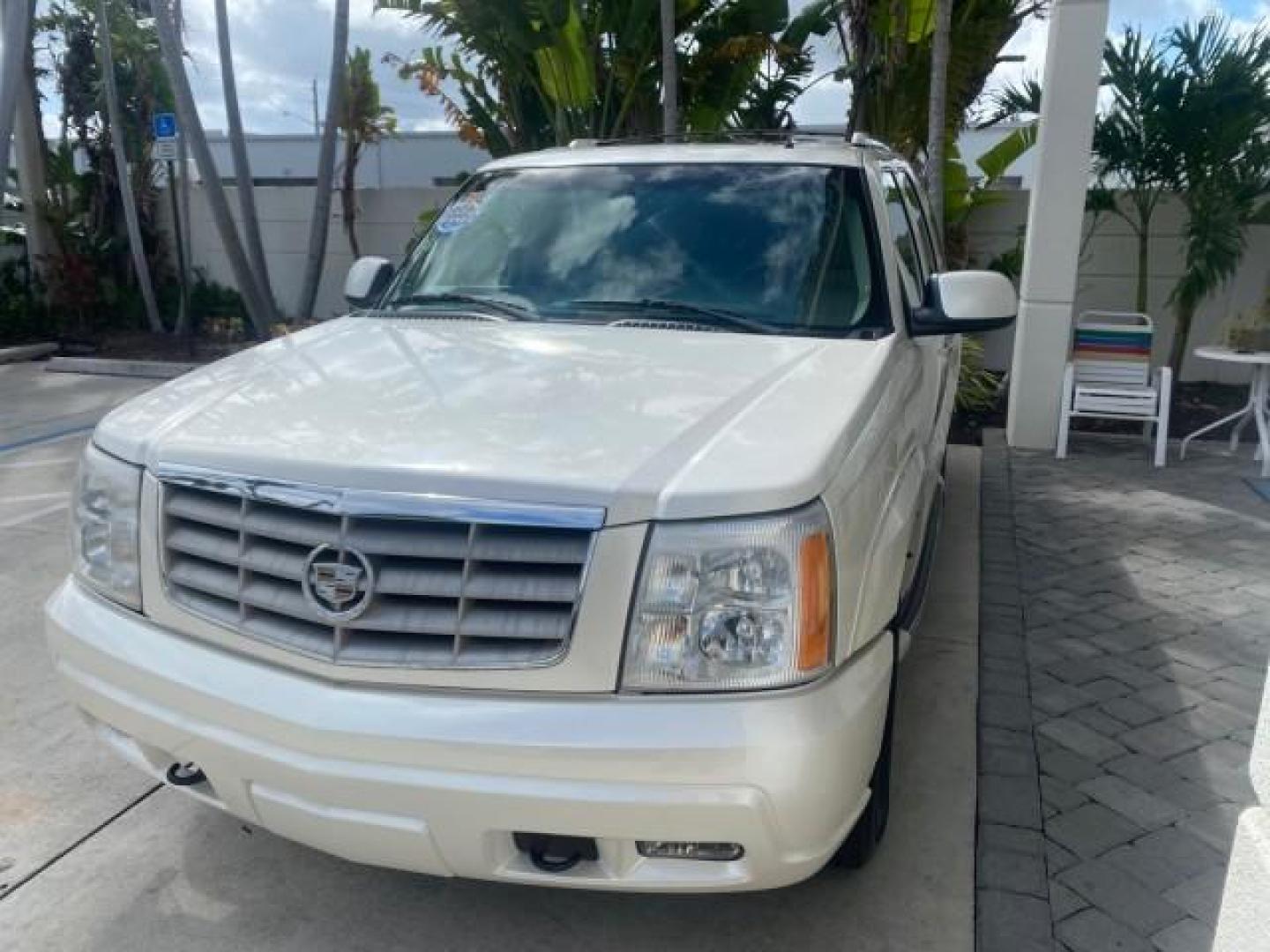 2002 White Diamond /Pewter Cadillac Escalade LOW MILES 67,881 1 OWNER (1GYEC63T92R) with an 5.3L Vortec 1000 SFI V8 Engine engine, Automatic transmission, located at 4701 North Dixie Hwy, Pompano Beach, FL, 33064, (954) 422-2889, 26.240938, -80.123474 - OUR WEBPAGE FLORIDACARS1.COM HAS OVER 100 PHOTOS AND FREE CARFAX LINK 2002 CADILLAC ESCALADE 1 OWNER SUNROOF WHITE DIAMOND PEARL NEW $48,735 VIN: 1GYEC63T92R185082 1 G Y E C 6 3 T 9 2 R 1 8 5 0 8 2 4 DOOR WAGON/SPORT UTILITY 5.3L V8 F GASOLINE 18 MPG REAR WHEEL DRIVE Features ABS Brakes Air Conditio - Photo#3