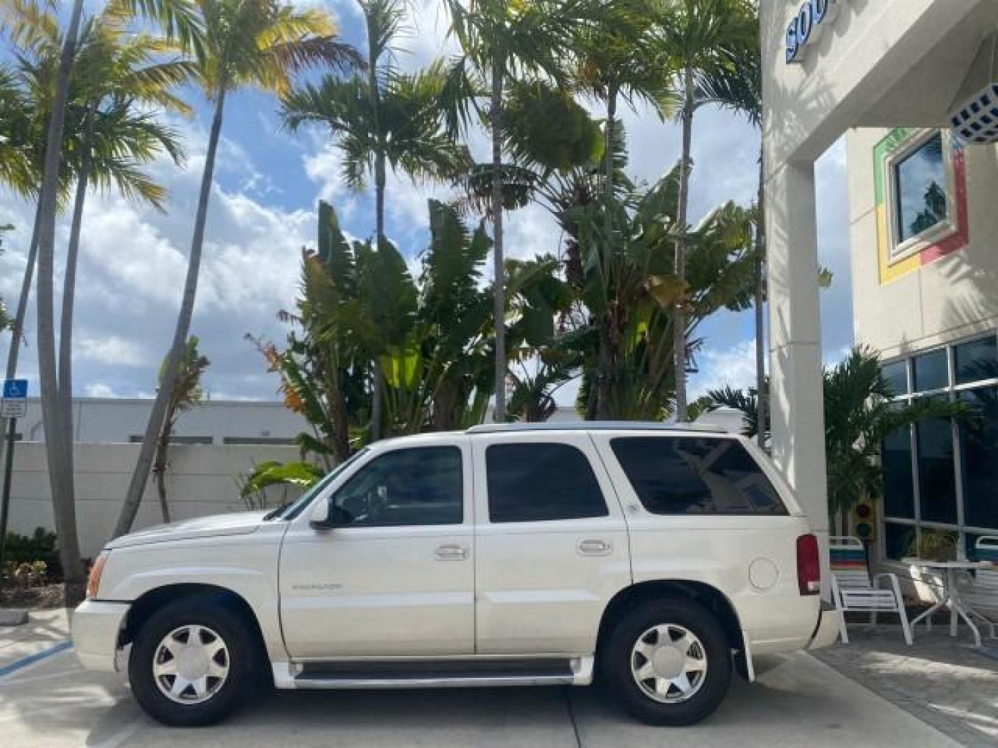 2002 White Diamond /Pewter Cadillac Escalade LOW MILES 67,881 1 OWNER (1GYEC63T92R) with an 5.3L Vortec 1000 SFI V8 Engine engine, Automatic transmission, located at 4701 North Dixie Hwy, Pompano Beach, FL, 33064, (954) 422-2889, 26.240938, -80.123474 - OUR WEBPAGE FLORIDACARS1.COM HAS OVER 100 PHOTOS AND FREE CARFAX LINK 2002 CADILLAC ESCALADE 1 OWNER SUNROOF WHITE DIAMOND PEARL NEW $48,735 VIN: 1GYEC63T92R185082 1 G Y E C 6 3 T 9 2 R 1 8 5 0 8 2 4 DOOR WAGON/SPORT UTILITY 5.3L V8 F GASOLINE 18 MPG REAR WHEEL DRIVE Features ABS Brakes Air Conditio - Photo#4